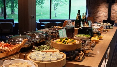 地元食材を活かしたレストランビュッフェ