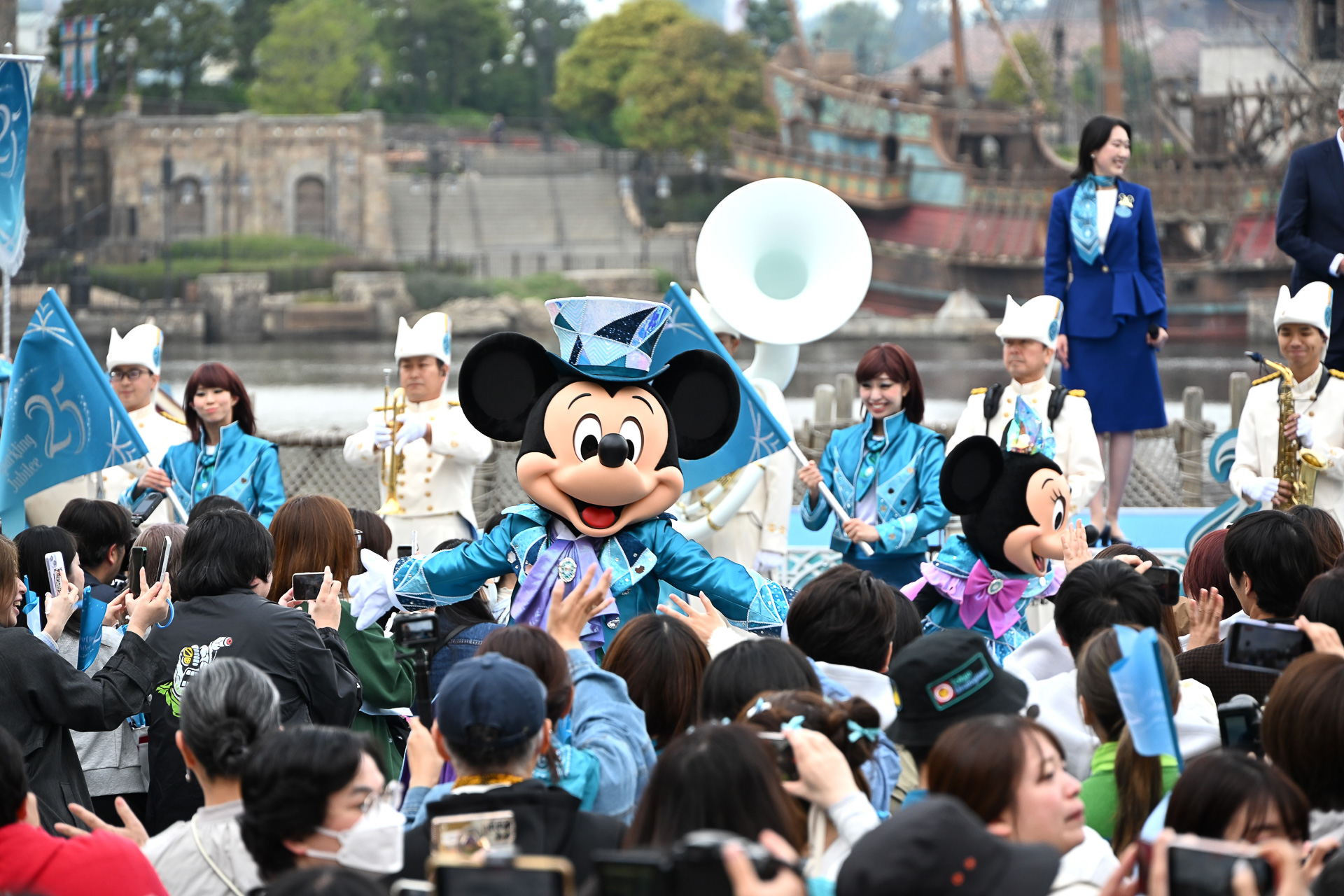 東京ディズニーシーは開園25周年イベントの開幕を祝い、オープニングセレモニーを実施した