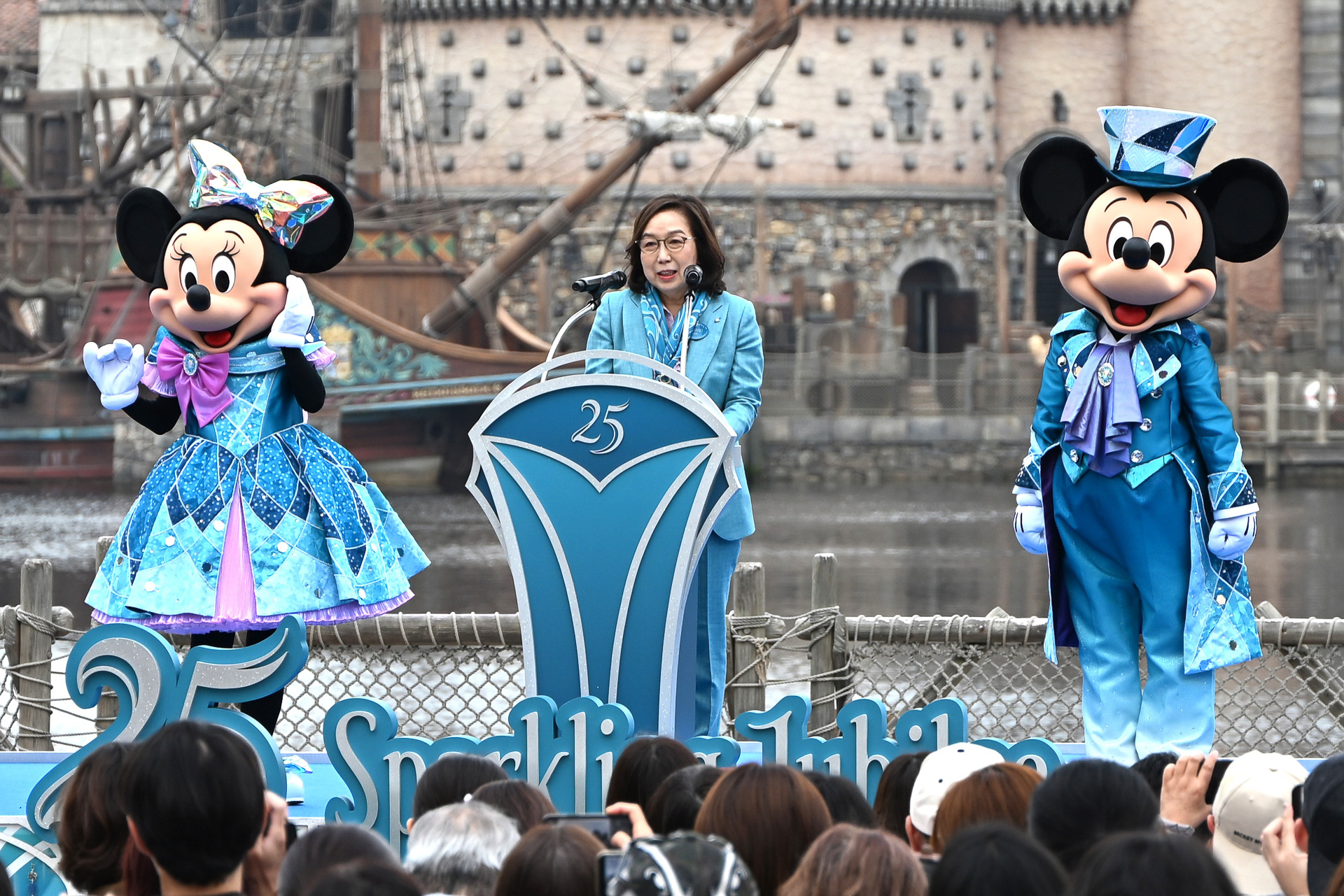 株式会社オリエンタルランド 代表取締役会長 兼 CEO 髙野由美子氏がミッキーマウスたちとともにステージ中央へ