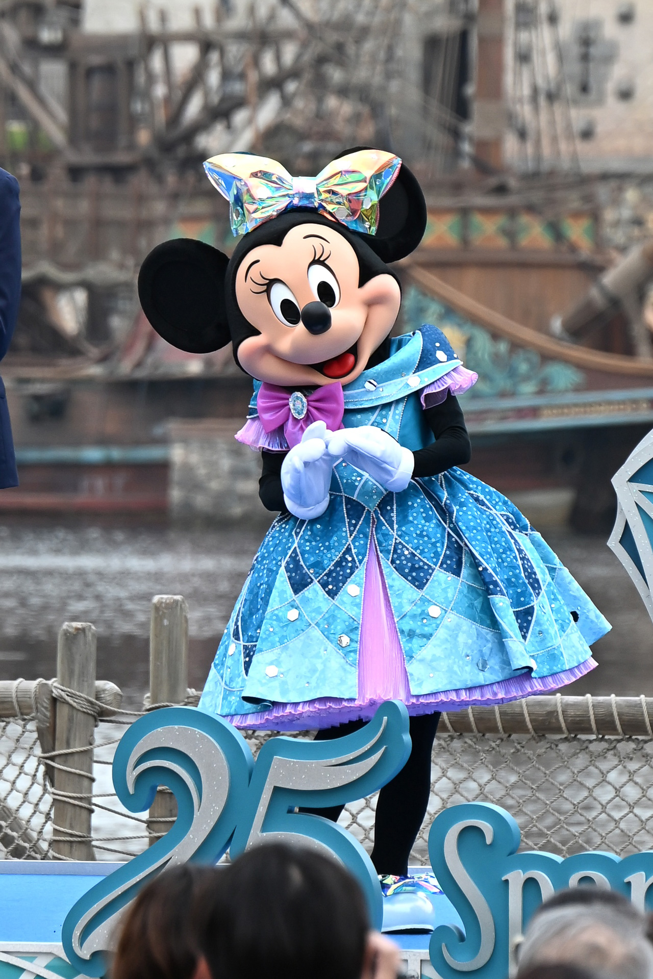 きらめくリボンとふんわりスカート姿のミニーマウス
