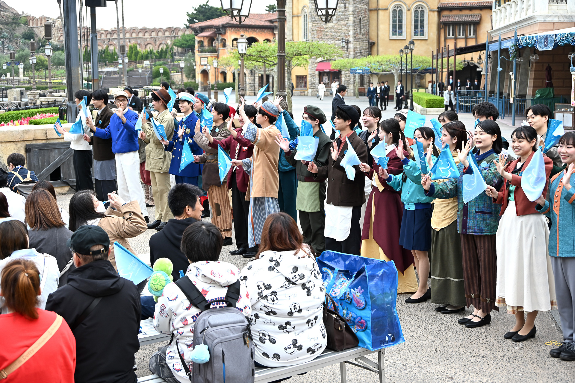 セレモニーには、キャストたちも参加