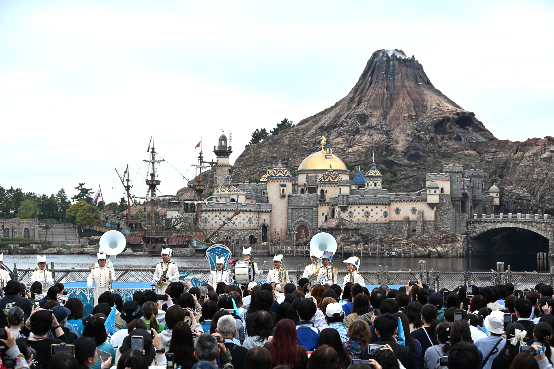 冒頭では、東京ディズニーシー・マリタイムバンドが会場を盛り上げた