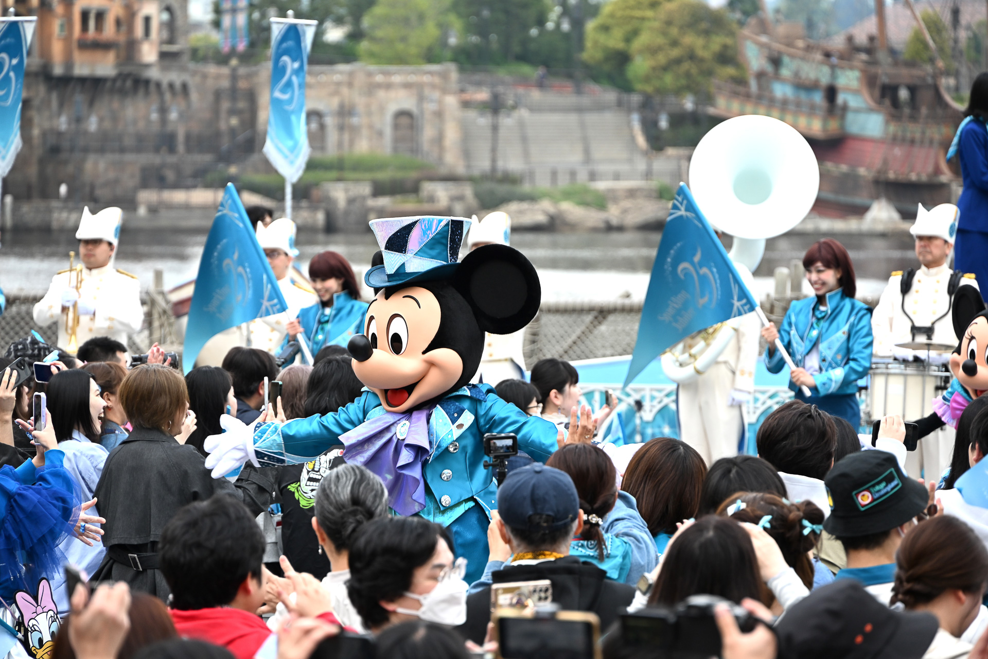 開幕宣言後、ディズニーの仲間たちがゲストのもとへ