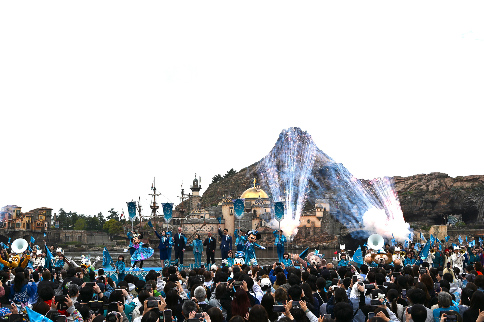 パイロがふたたび連続で上がり、華やかにスタートをお祝いした