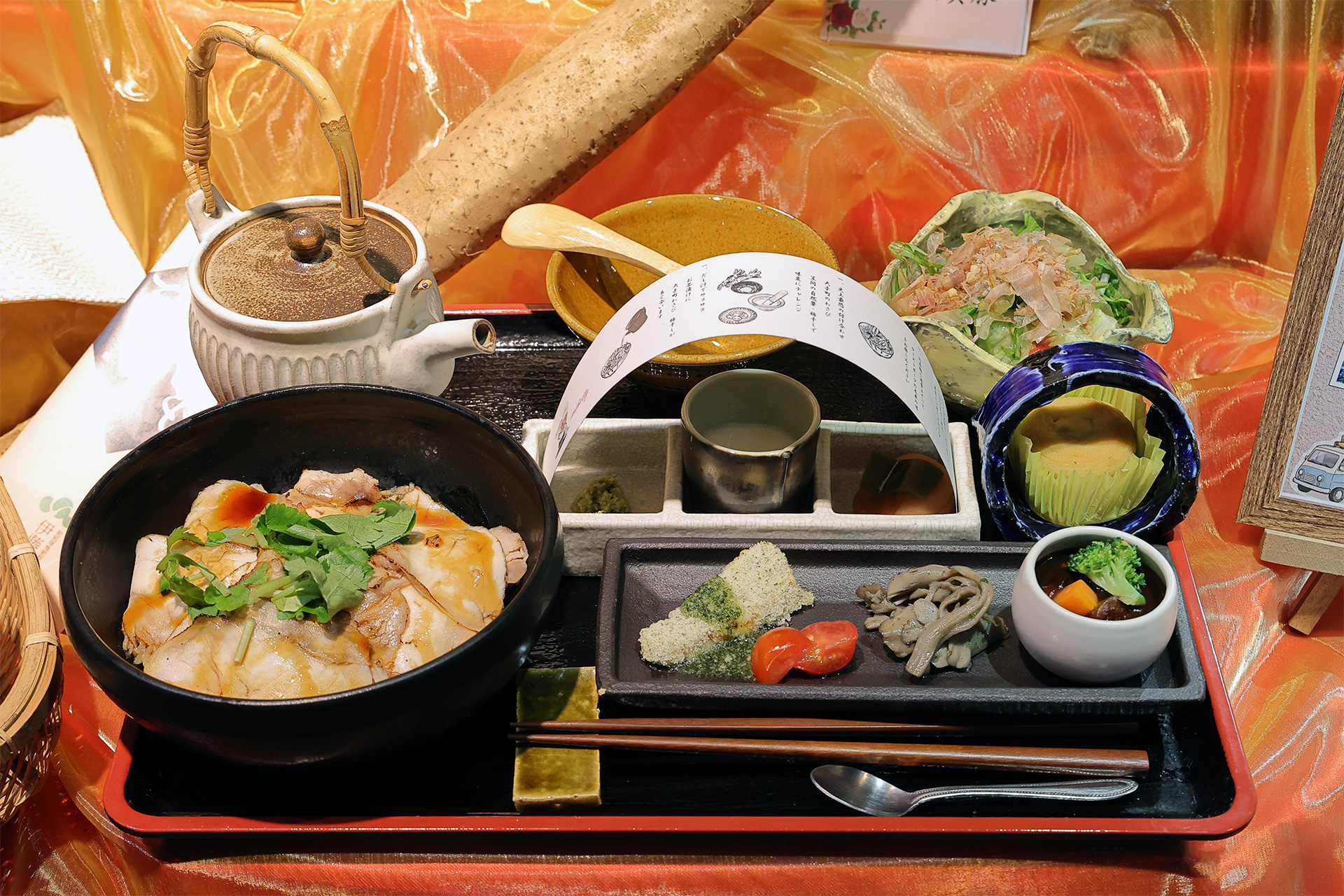 優勝は茨城県代表「夢の茨城旅行～お守りはmikittyのサイン～THANK YOU SO MUCH cholo」（常磐自動車道 上り線 友部SA）。価格は1500円