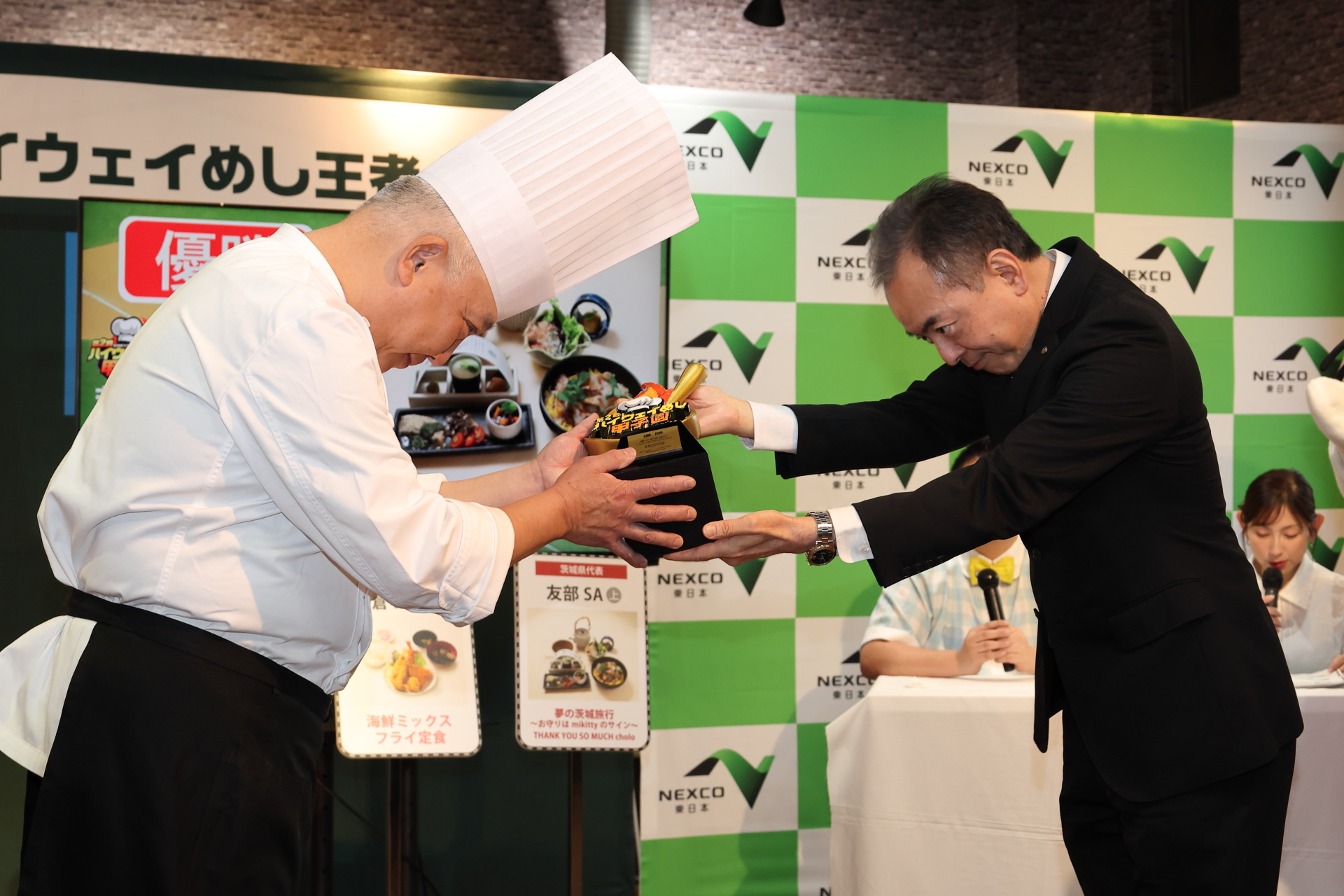 受賞者にはネクスコ東日本エリアトラクトの吉見社長からオリジナルのトロフィーと表彰状が贈呈された