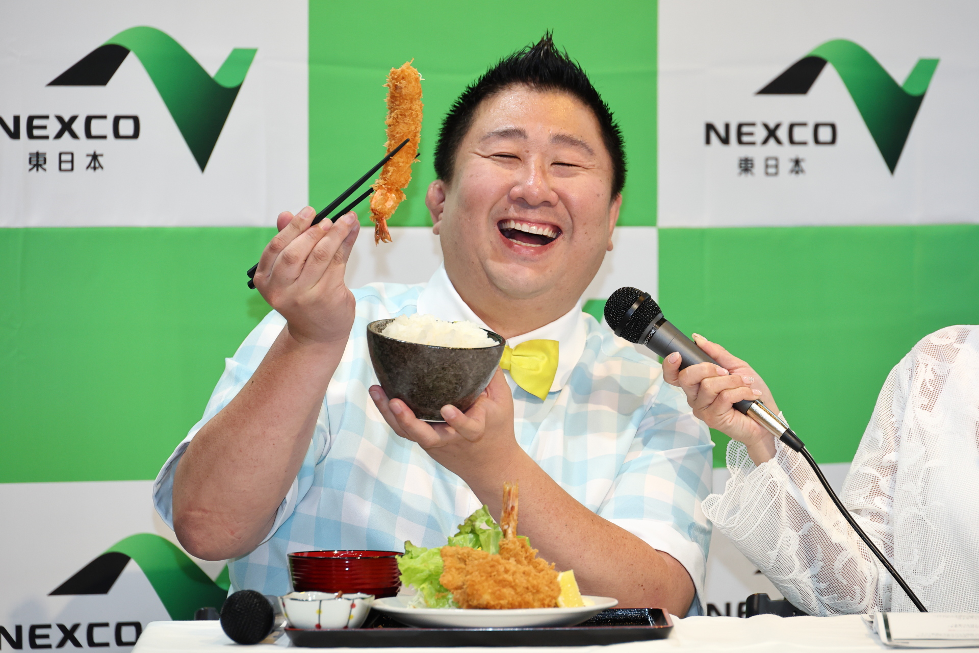 受賞した料理の試食を行なうはっしーさん。受賞した料理も激ウマだが、はっしーさんの食レポも激ウマ