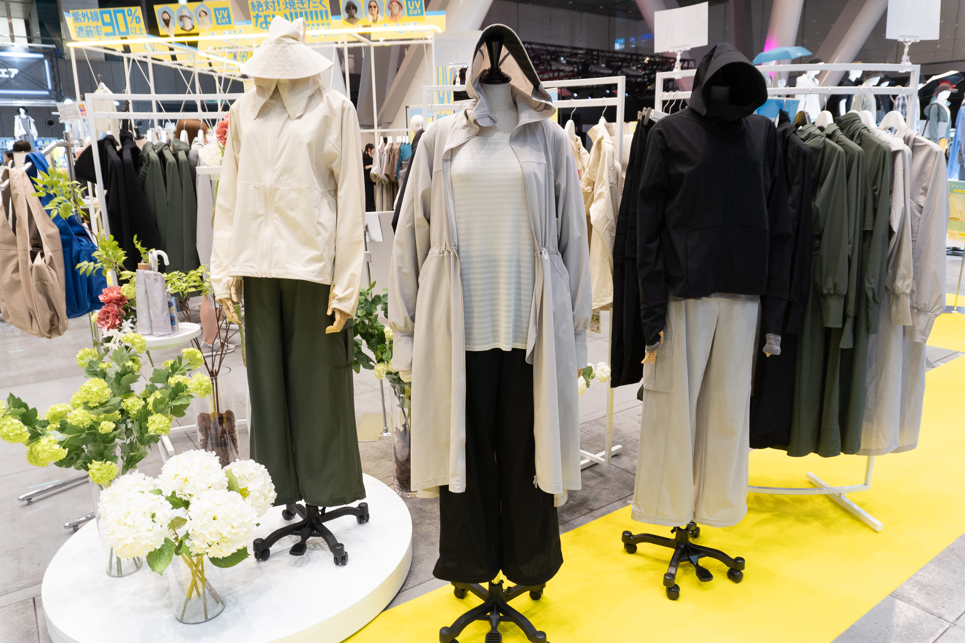 ポンチョやワンピースのように羽織れるエレガントなデザイン「クール撥水 UV パーカーロング」（2900円）など