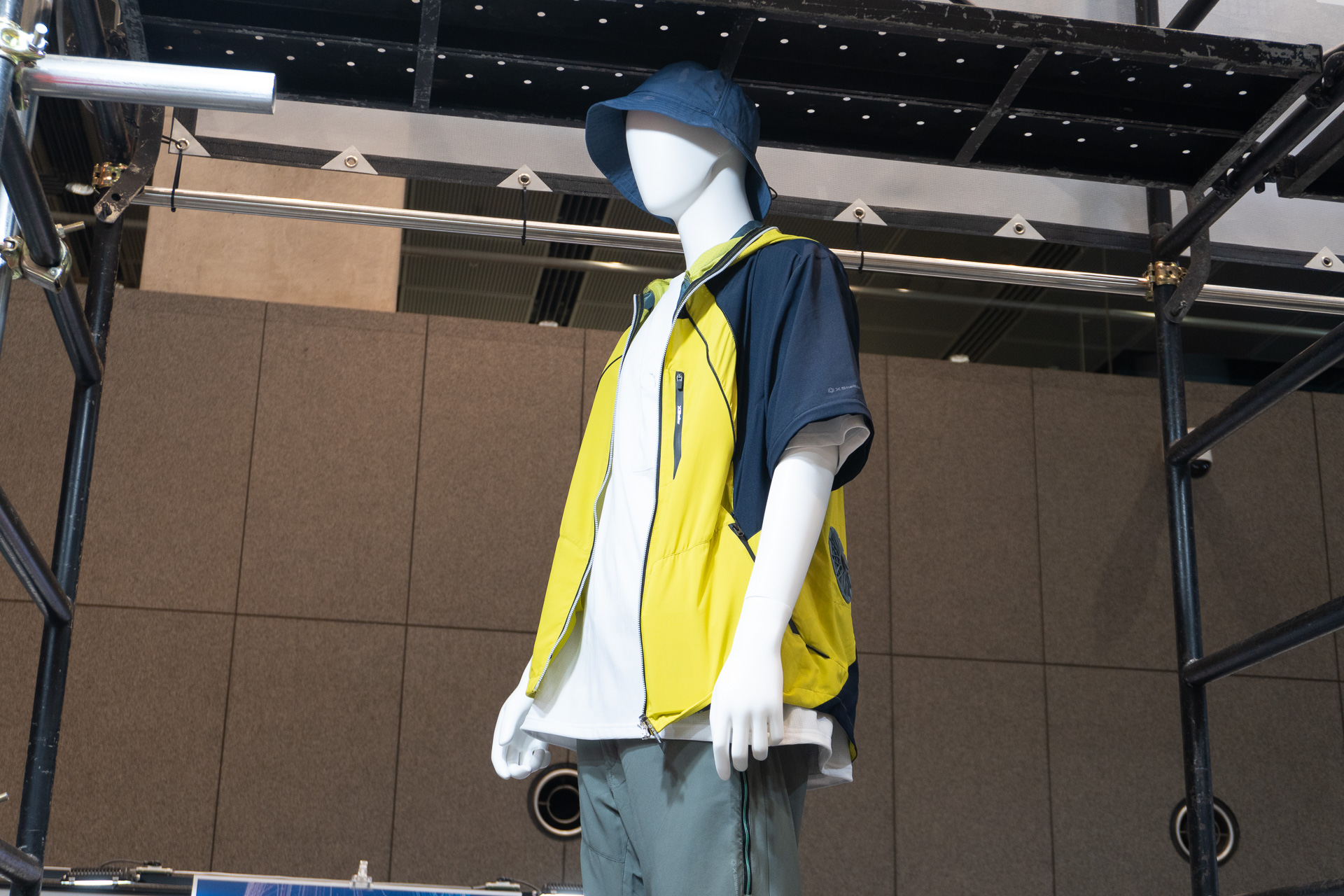 XShelter素材とファン付きウェアを融合させた、初登場のアイテム「XShelter暑熱α コンバーチブルファンジャケット」（4900円）