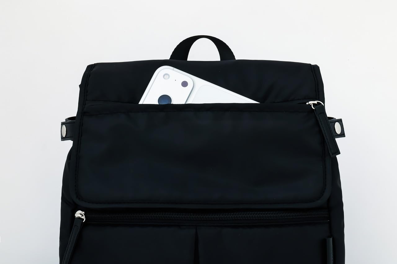 フロントとフラップ部分にファスナーポケットを搭載。背面ファスナーからメインコンパートメントにアクセスできる