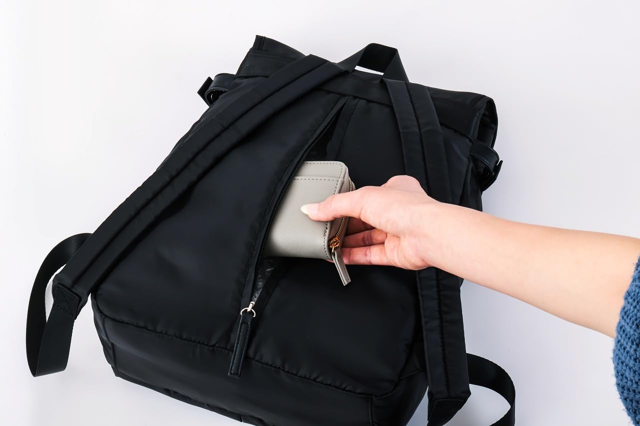 フロントとフラップ部分にファスナーポケットを搭載。背面ファスナーからメインコンパートメントにアクセスできる