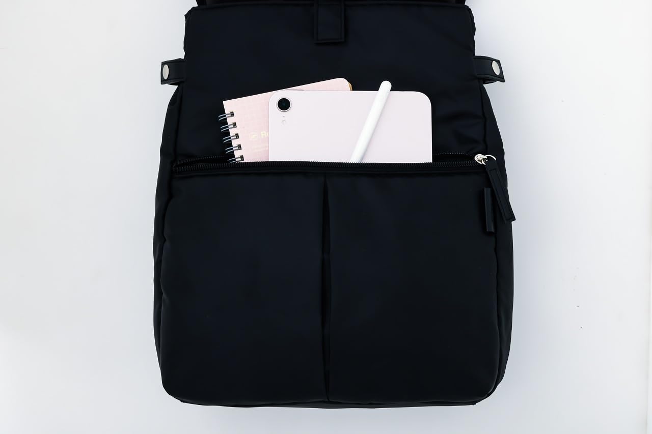 フロントとフラップ部分にファスナーポケットを搭載。背面ファスナーからメインコンパートメントにアクセスできる