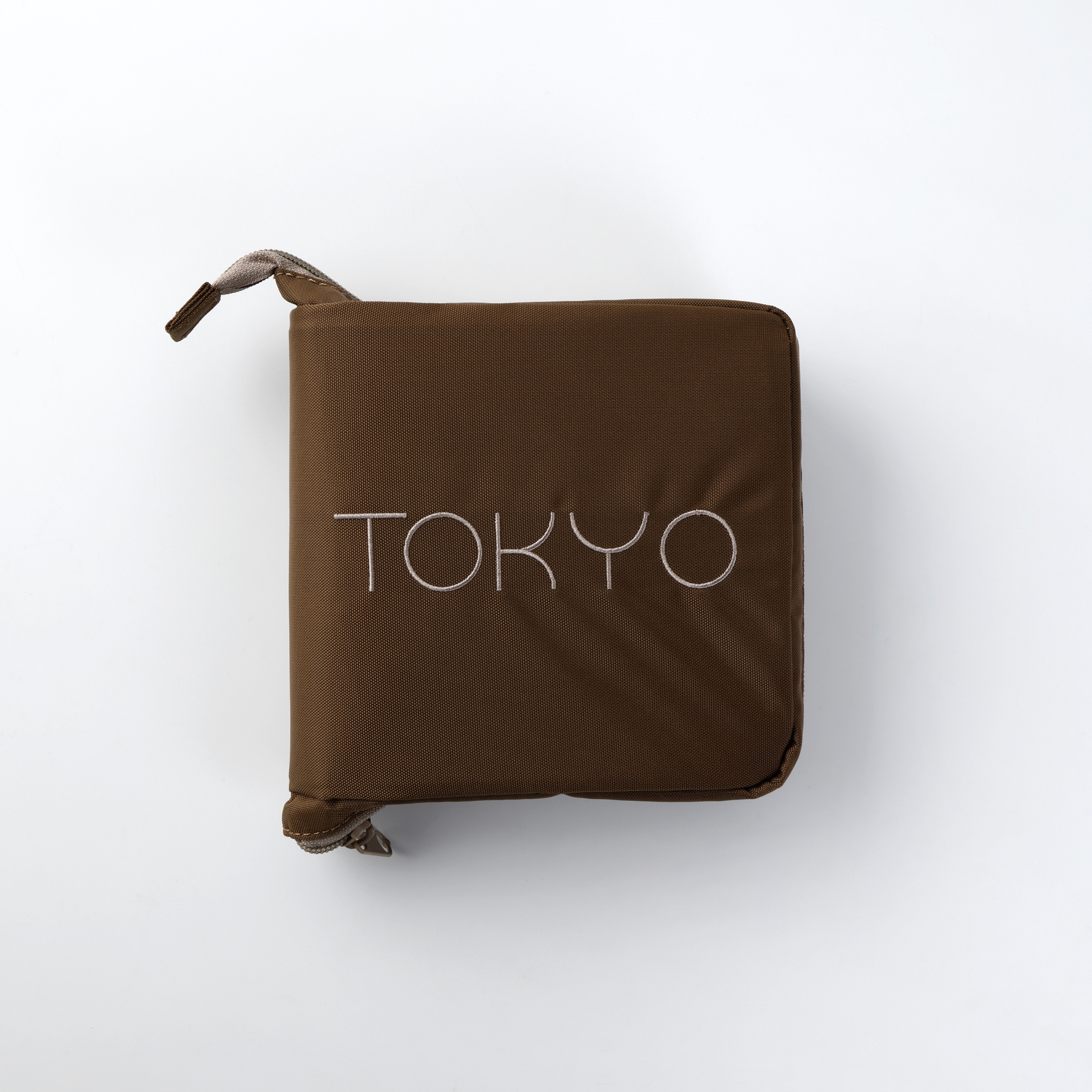 折りたたんでコンパクトに携帯できる