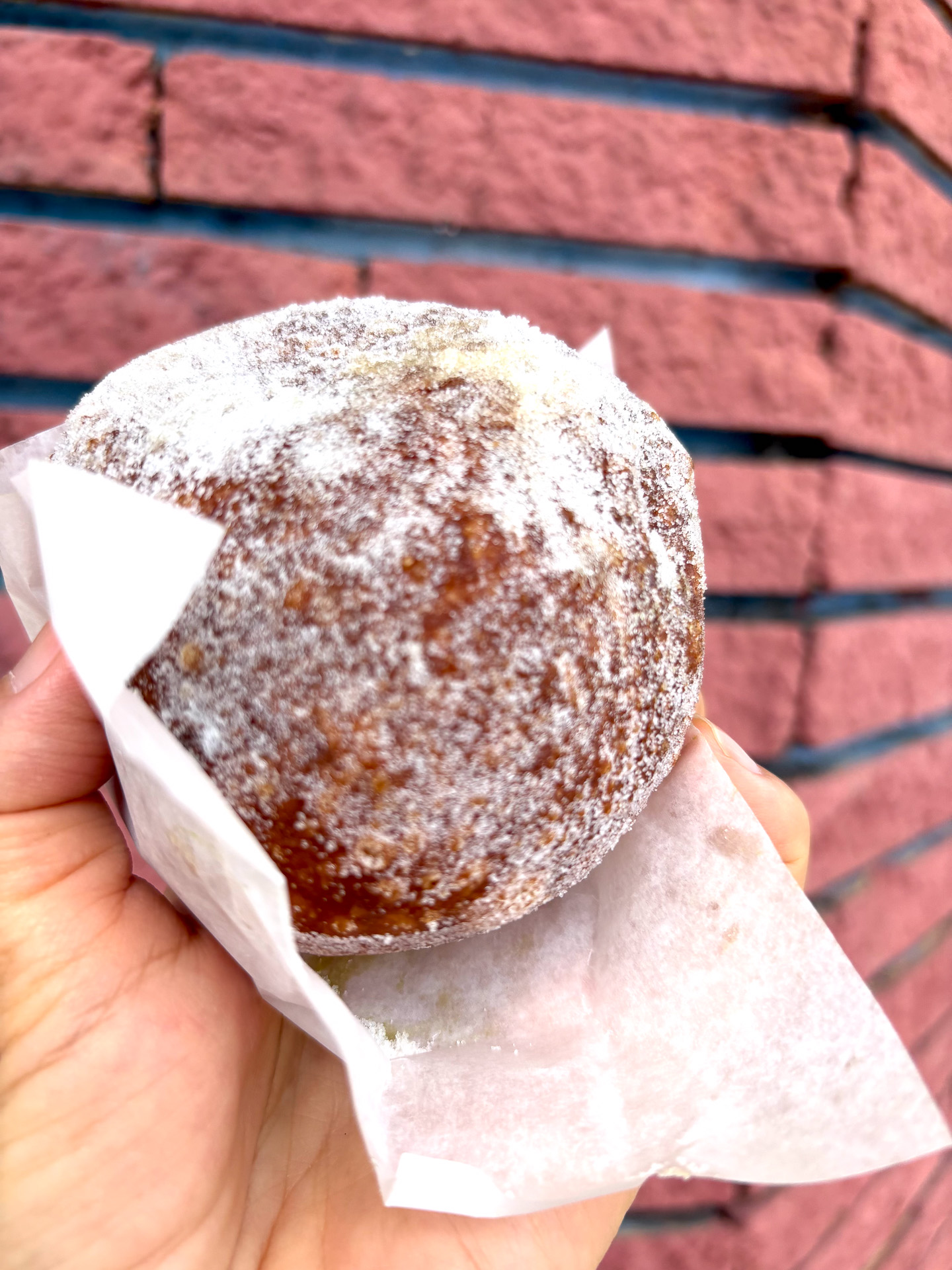 外はカリッと、中はふわふわのマラサダ（砂糖をまぶしたクラシック）。1つ2.45ドル