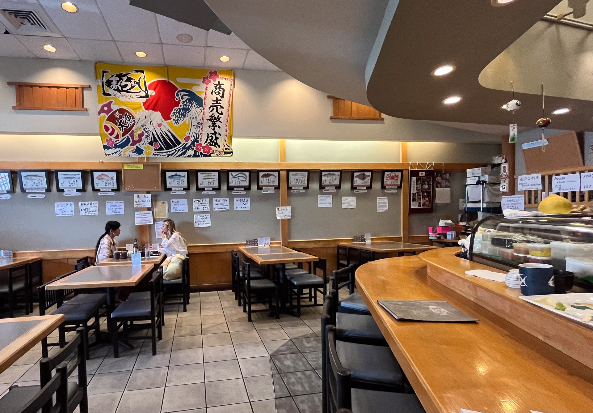 入り口は小さいが、店内は広く、カウンター席とテーブル席が配置されている