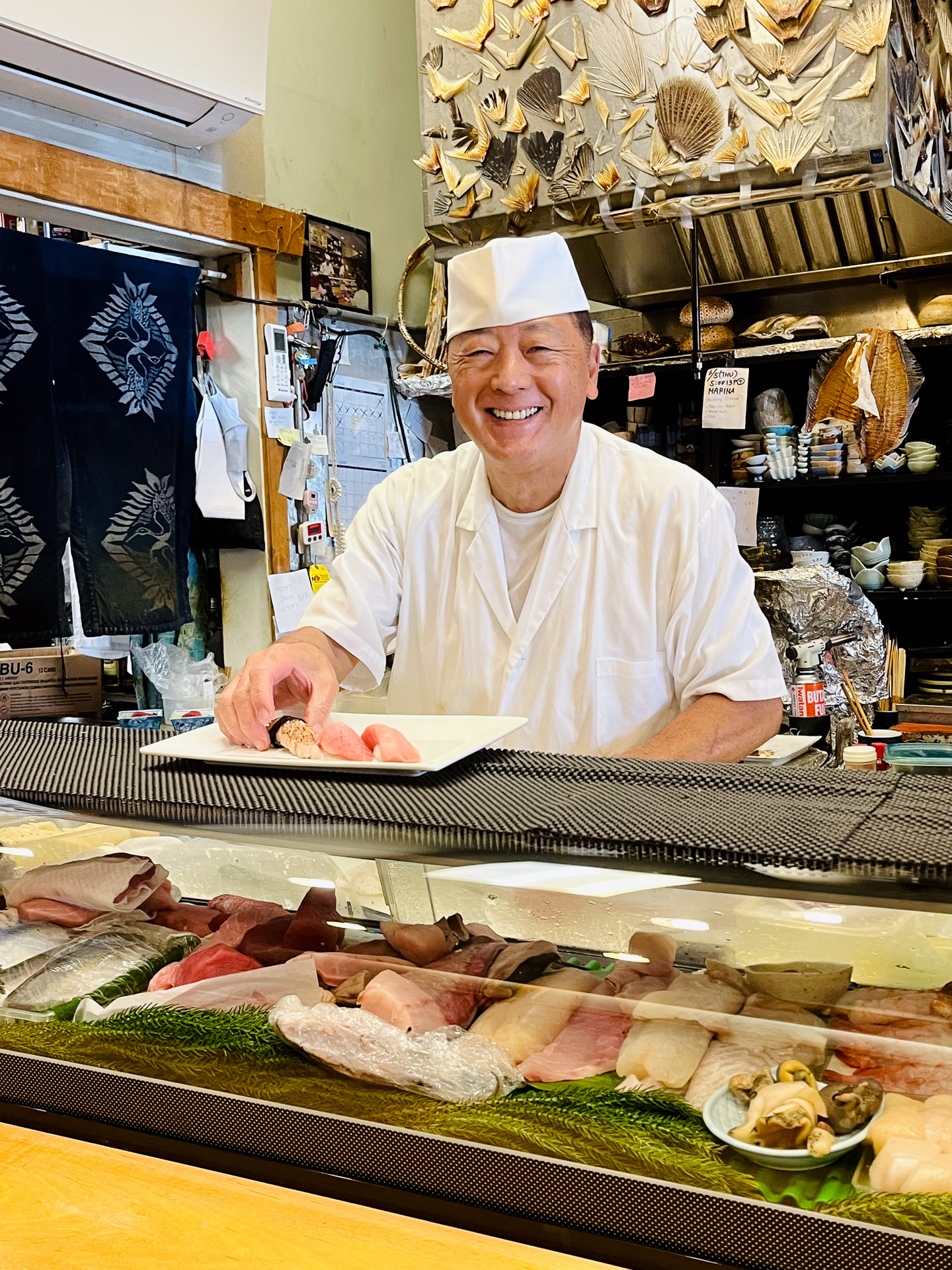 笑顔が印象的な大将・五郎さん。ハワイの寿司業界では有名な寿司職人