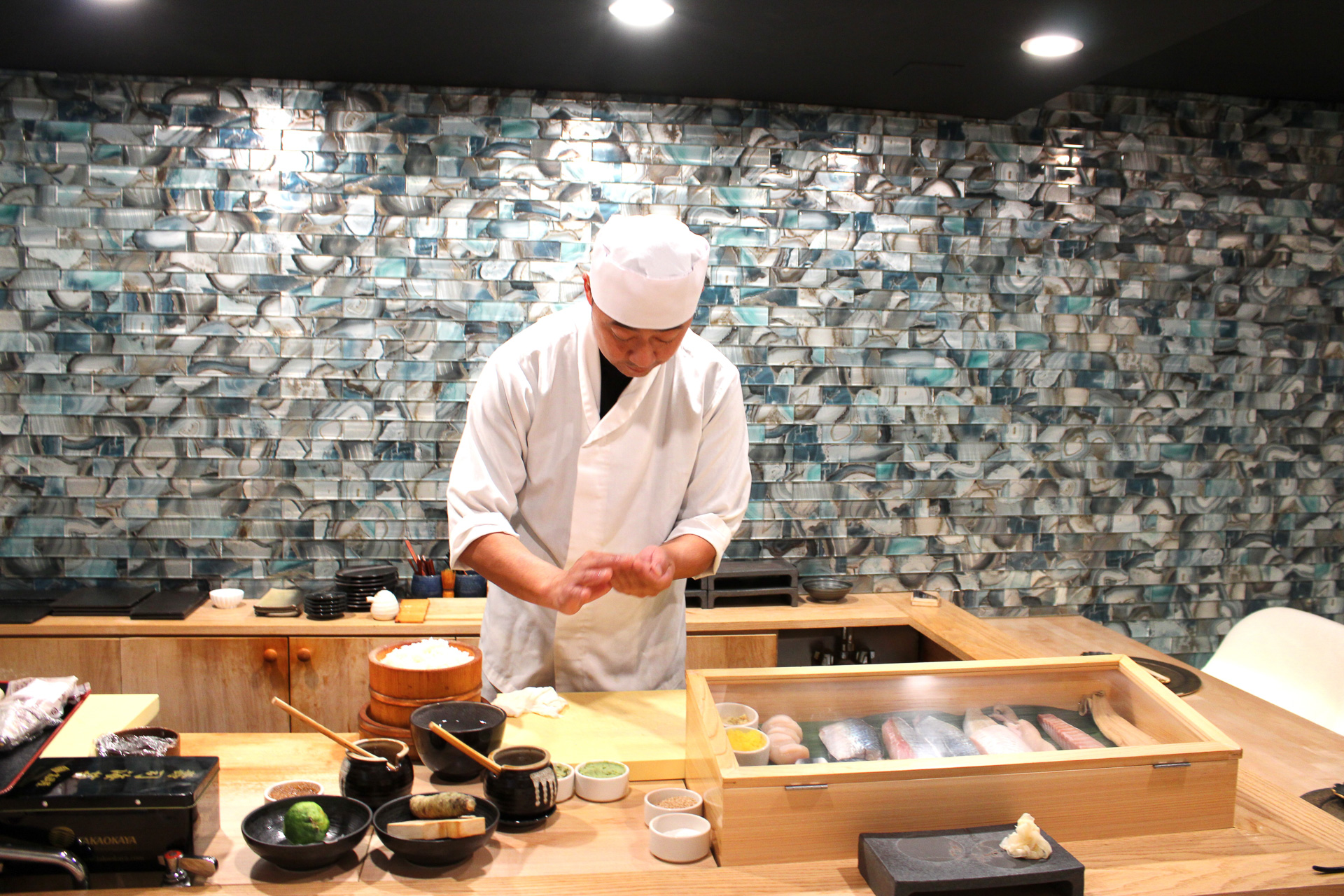 海をイメージした洗練された店内。カウンター6席と、4人のテーブル席は個室感覚で食事を楽しめる