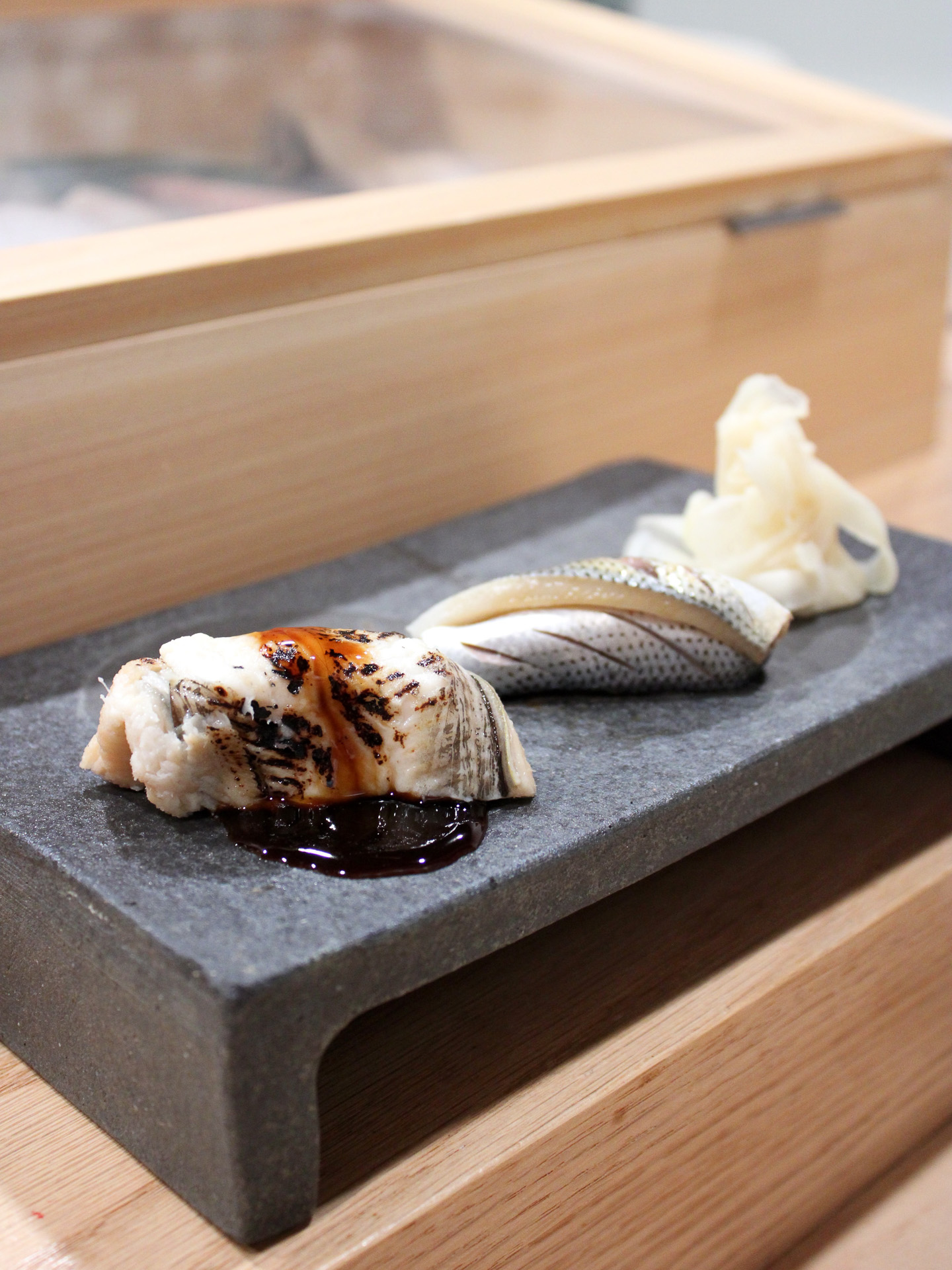 穴子、真鯛の昆布締め、小肌、シマアジなど旬の握り