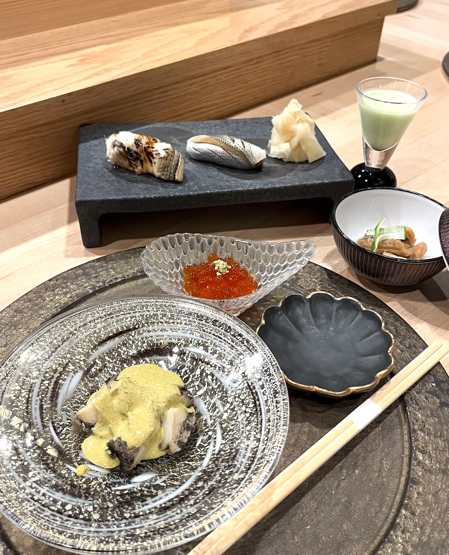 イクラの一口丼や太刀魚の揚げ浸しなどがこだわりの食器に盛られ、多彩なプレゼンテーションの19品（135ドル）、または21品（200ドル）のコース