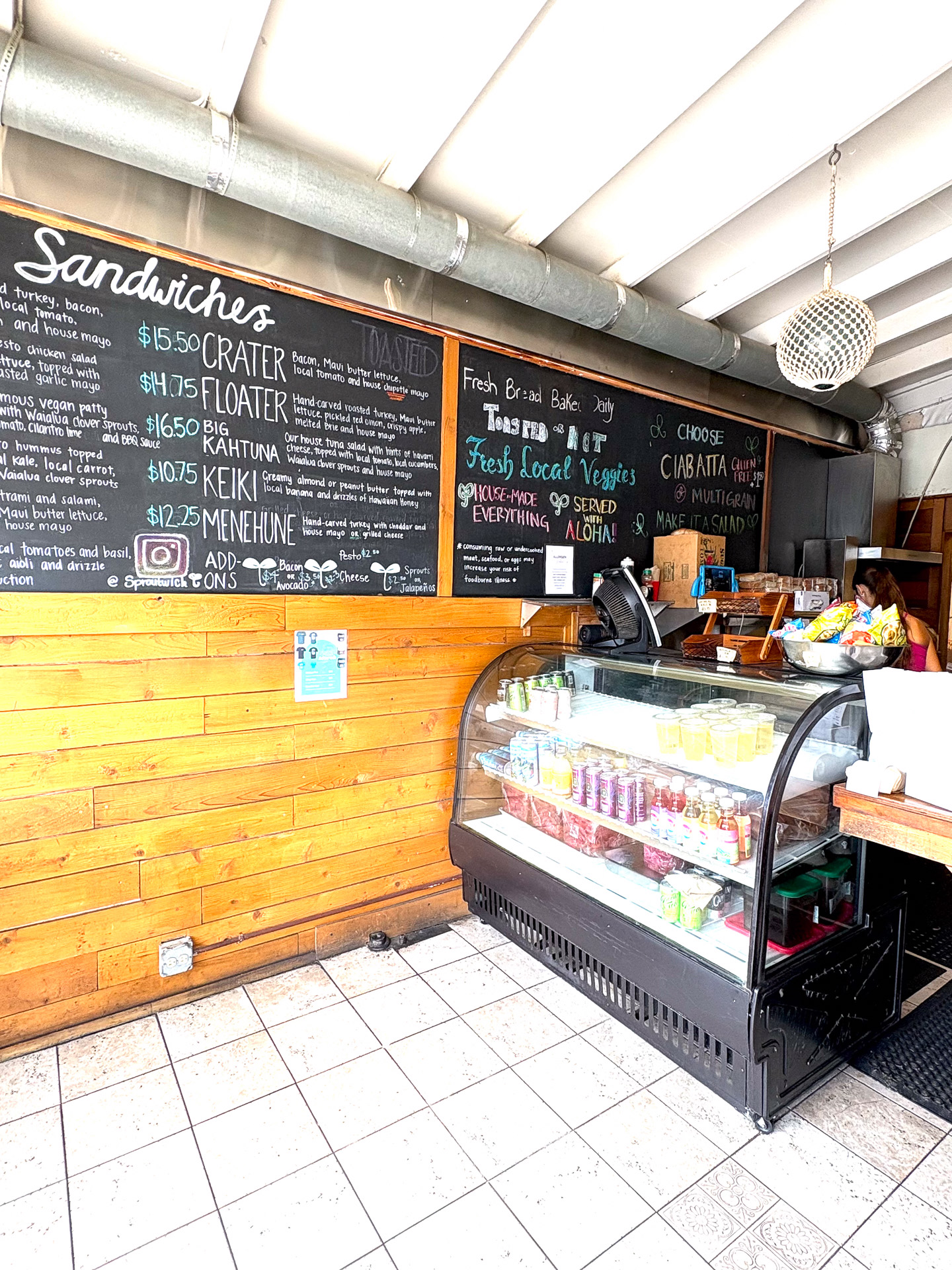 店内にメニューボードが掲げられている。事前にオンラインオーダーもできる