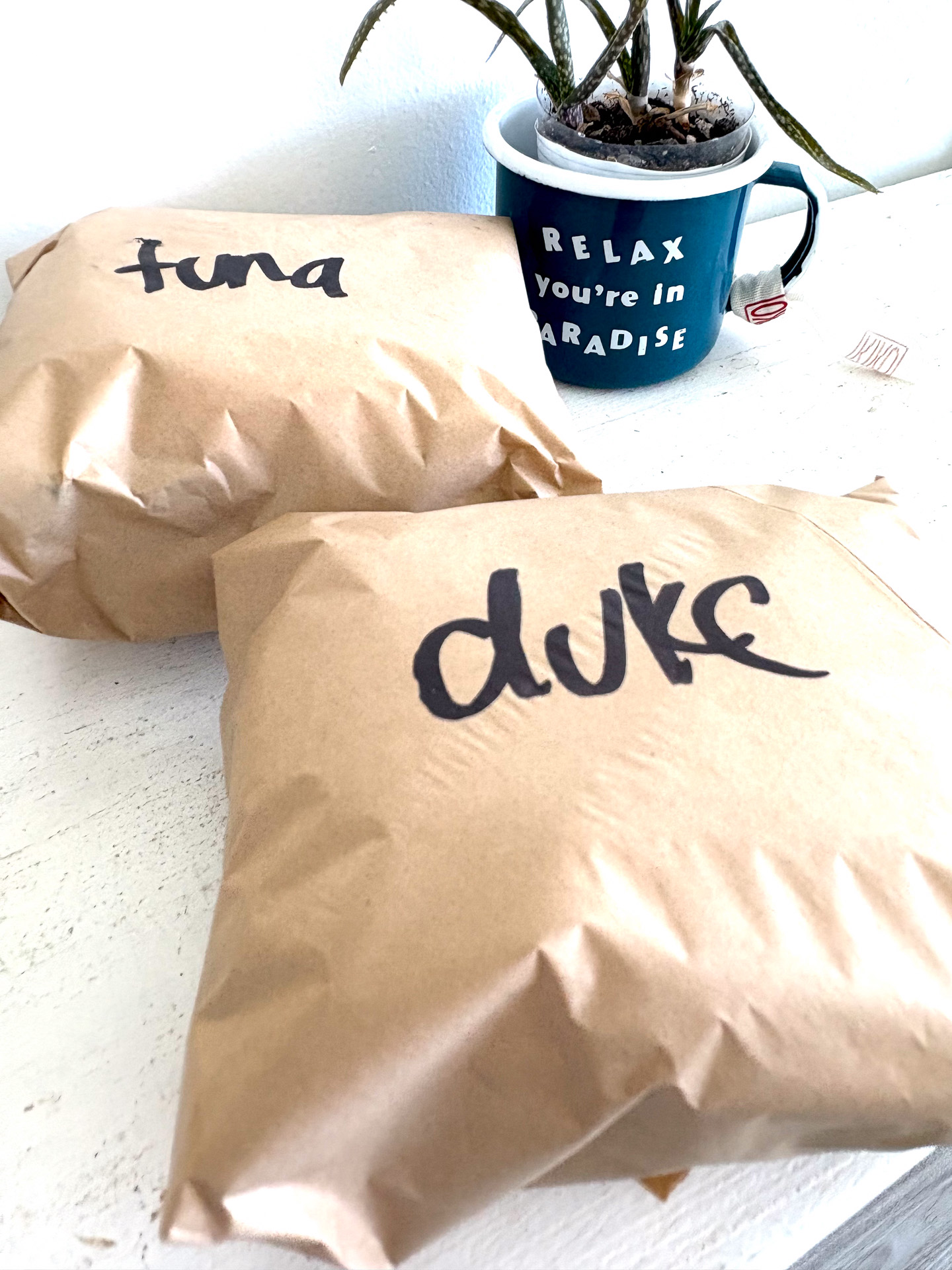 紙で包まれたサンドイッチ。両手で持ってもずっしりと感じるボリューム