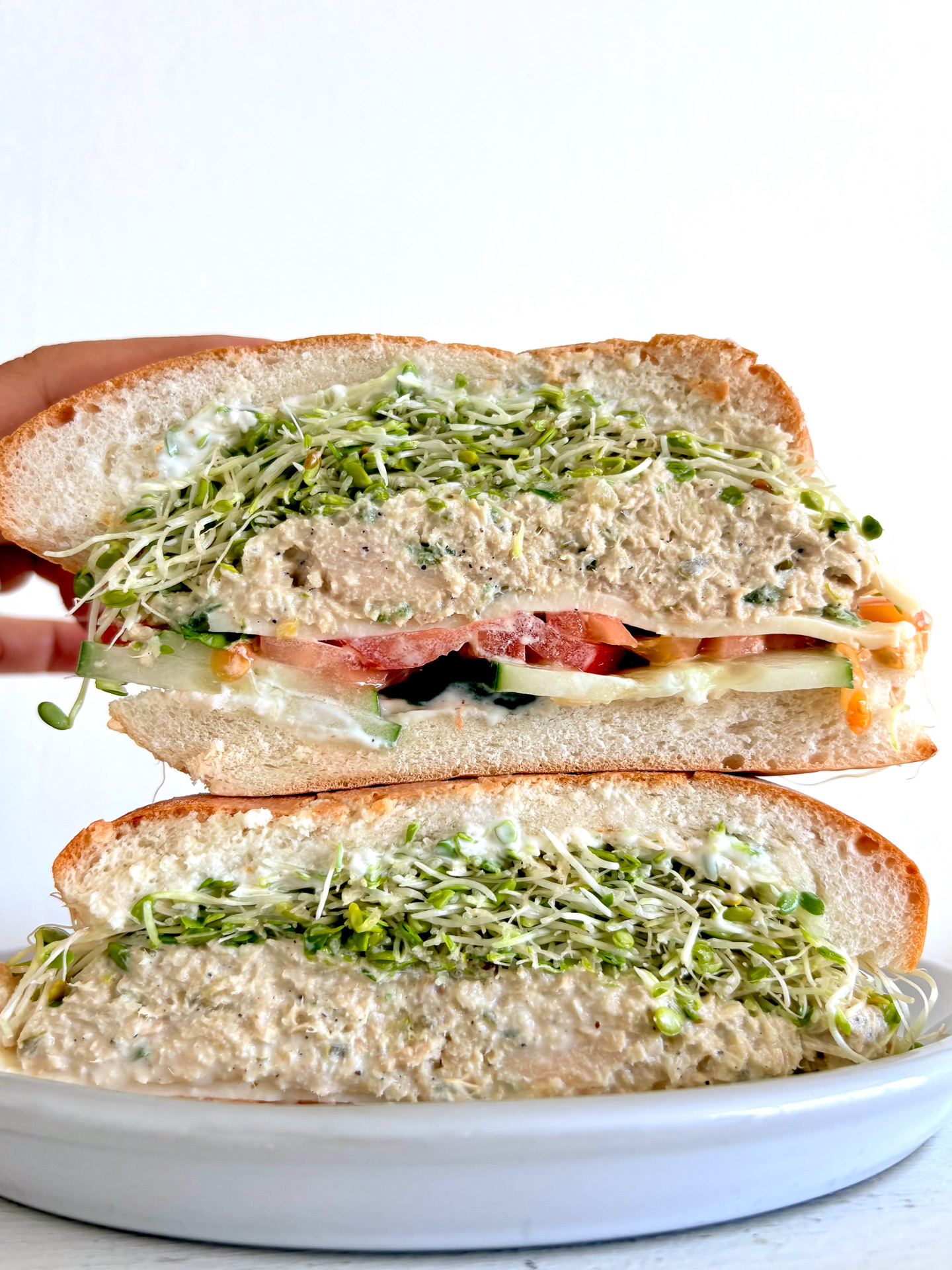 自家製ツナサラダがたっぷり入った「The BIG KAHTUNA」（16.50ドル）