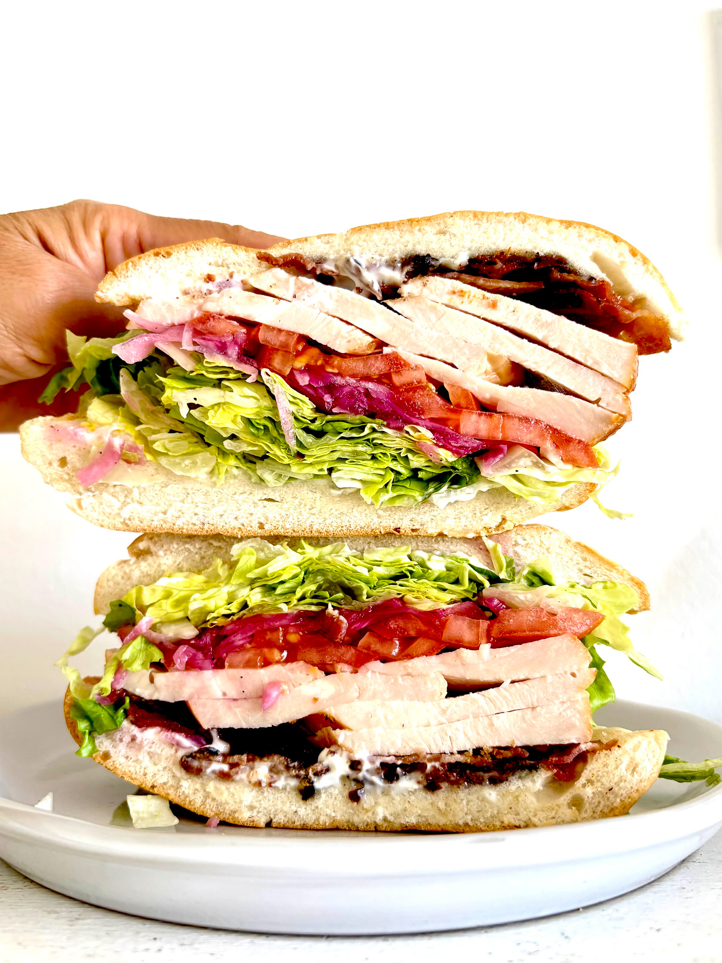 ローストターキーとカリカリベーコンの「The DUKE」（15ドル）。一度にかぶりつきたいが顎が外れてしまいそう……！