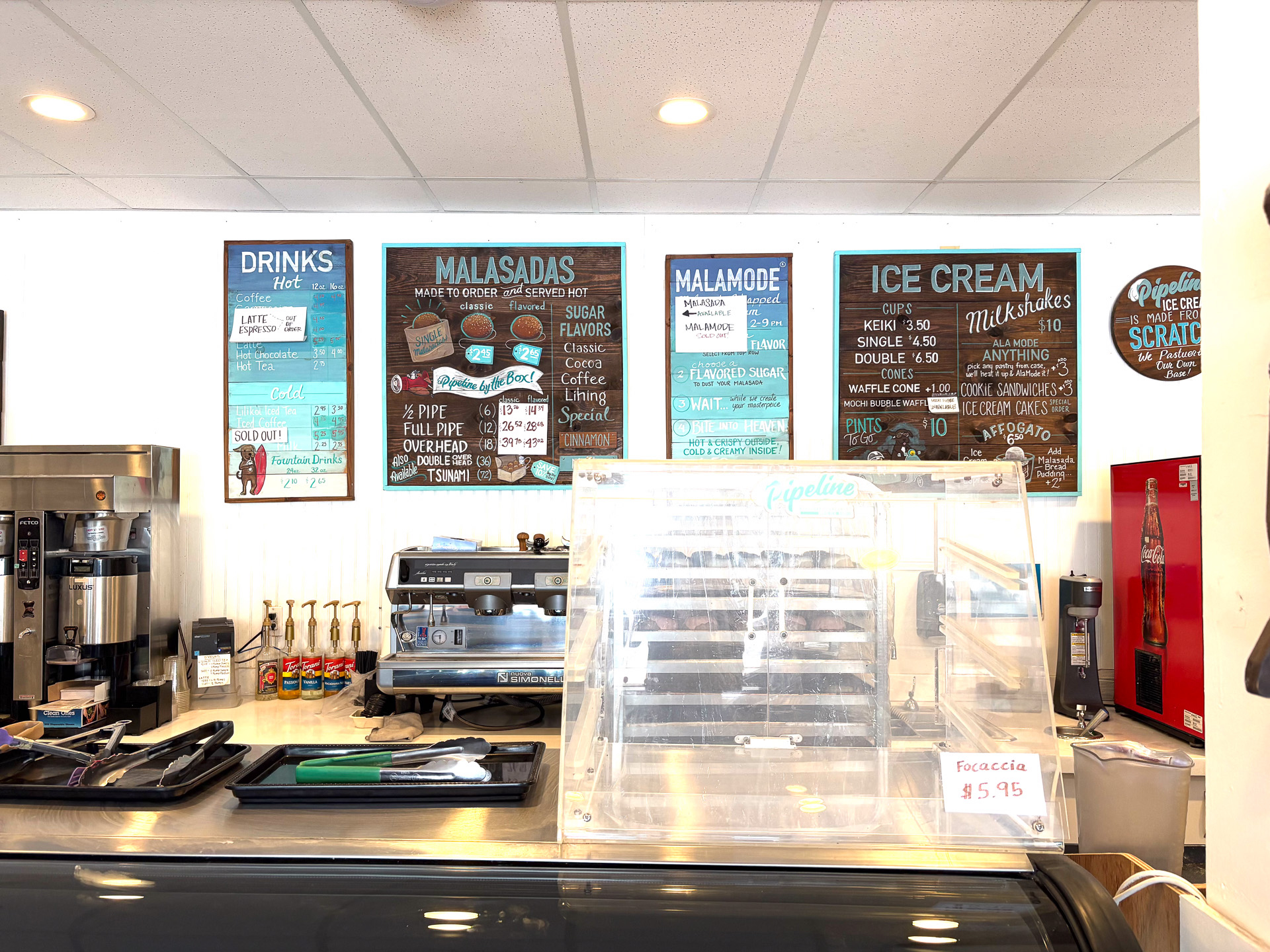 マラサダのほか、ショーケースにはケーキが並び、アイスクリームやお土産アイテムも販売している