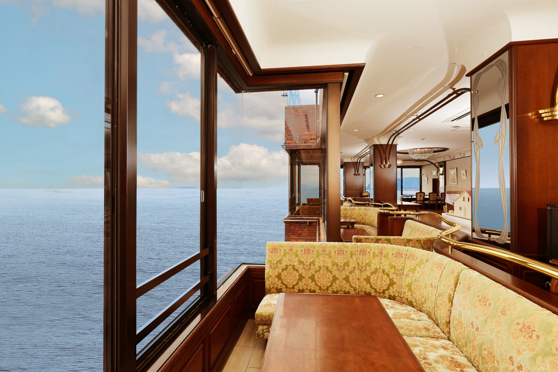 ホテルニューアカオ内にある絶景カフェ「花の妖精」。相模灘を眺めながら伊豆の旬の食材を使ったランチやスイーツが楽しめる