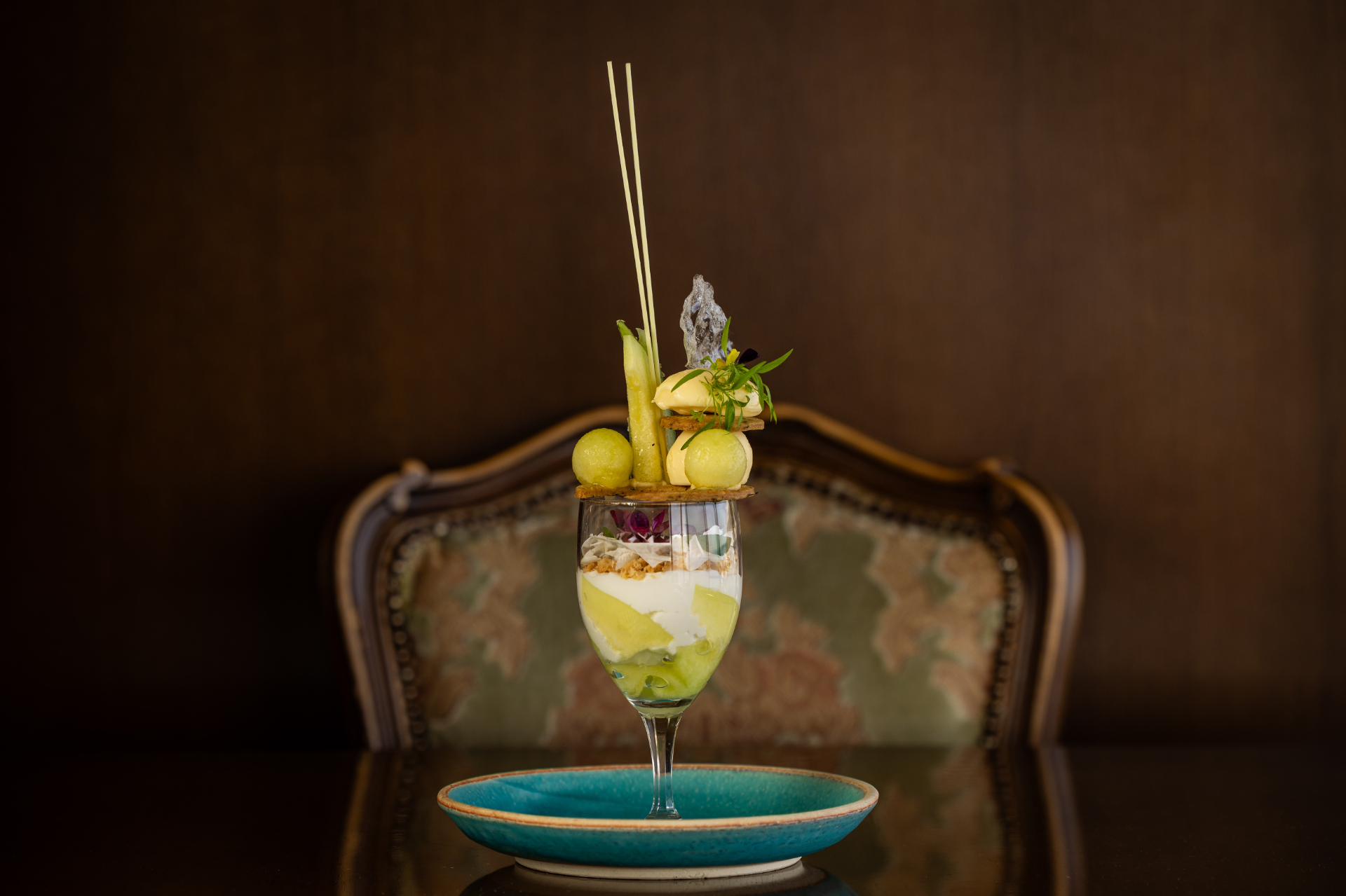 初夏限定の新作パフェ「瑞々しい香り広がる静岡マスクメロンのパフェ 〜丹那ヨーグルトとチーズプリンのコンビネーション〜」