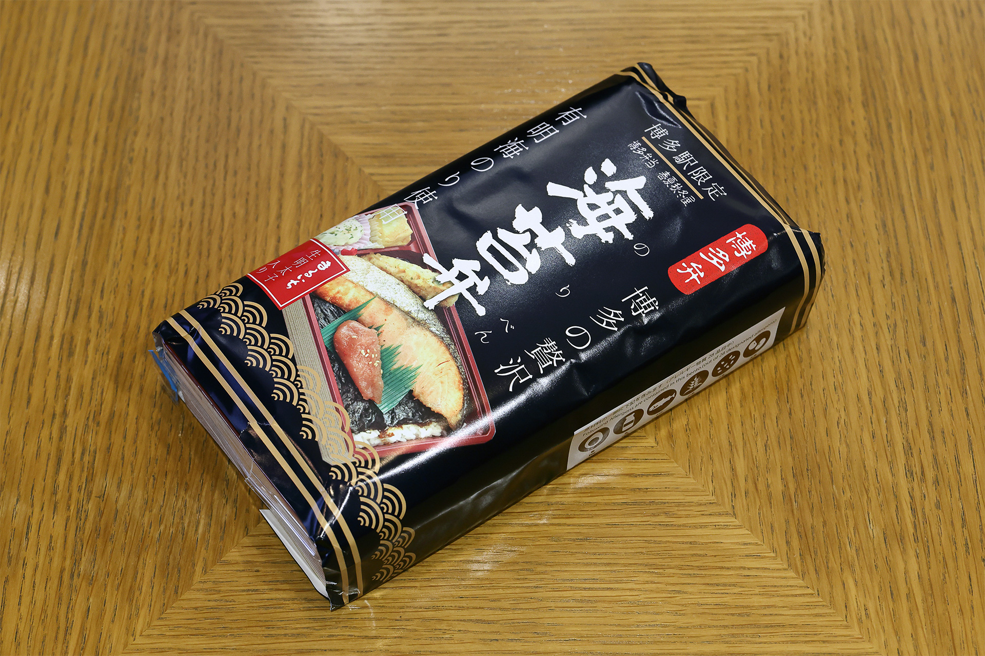 掛け紙の「博多駅限定」の文字に惹かれます