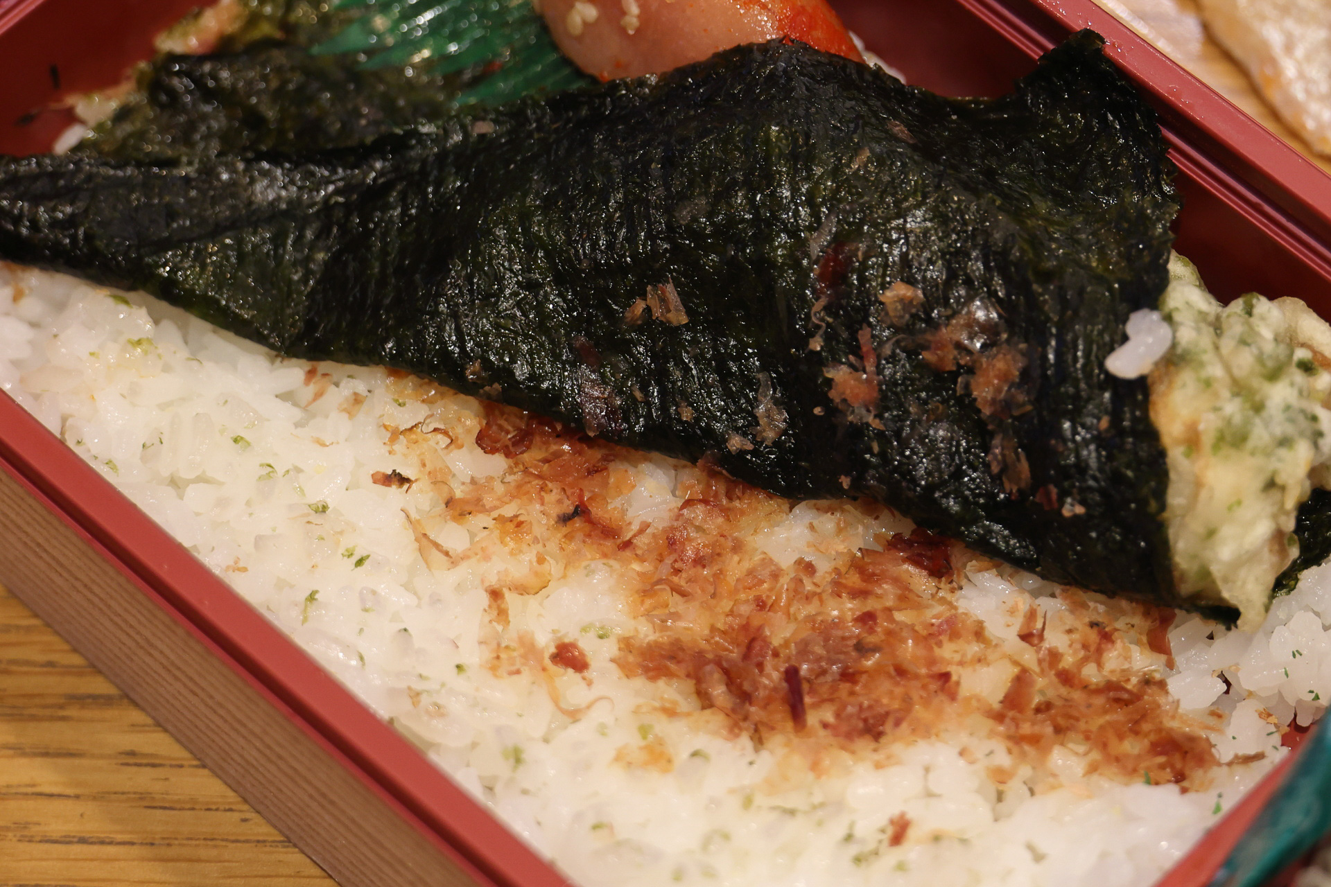 めくると現われるおかかと有明海苔の組み合わせが美味しい