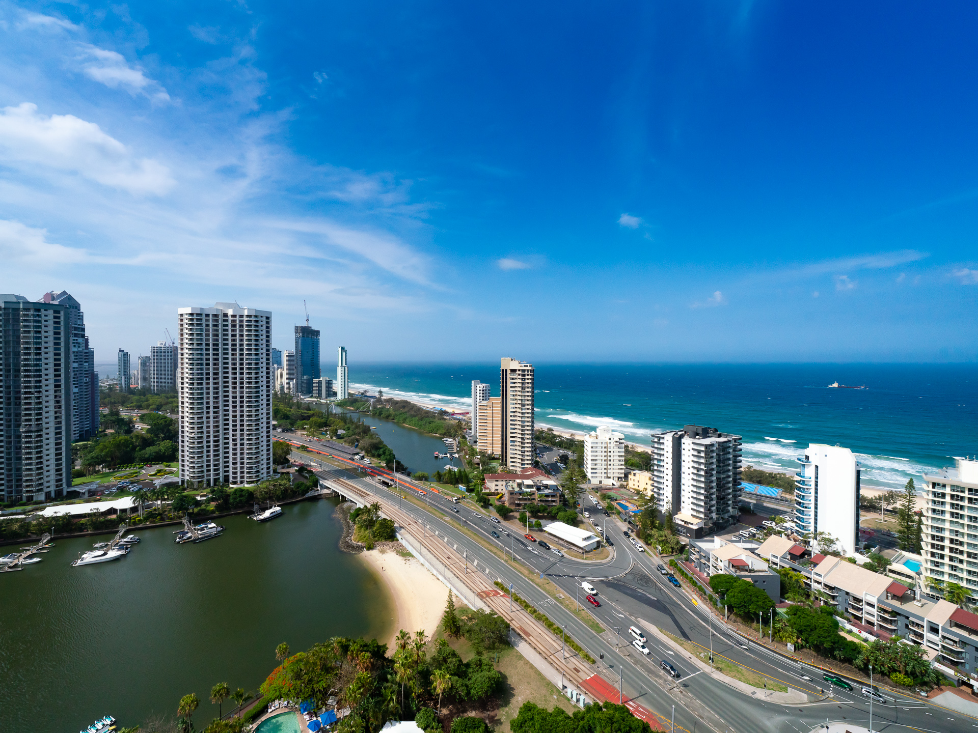 「JWマリオット・ゴールドコースト・リゾート＆スパ」から見たゴールドコーストの海岸線と入り組んだ運河。長い海岸線が遠くまで広がる