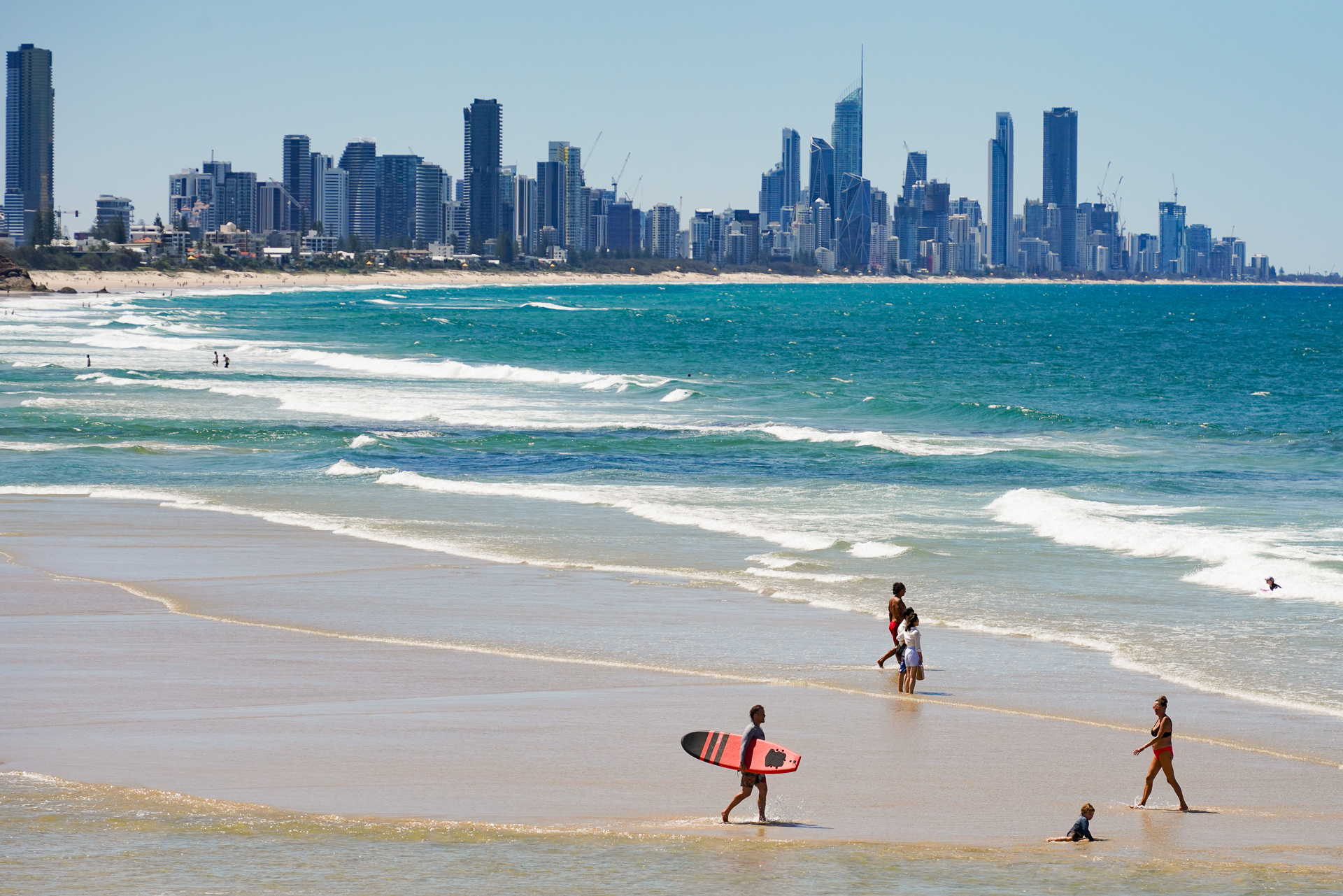 高層ビルが並ぶゴールドコーストビーチを遠目に見ている。サーファーズ・パラダイスとも呼ばれるサーファーの聖地