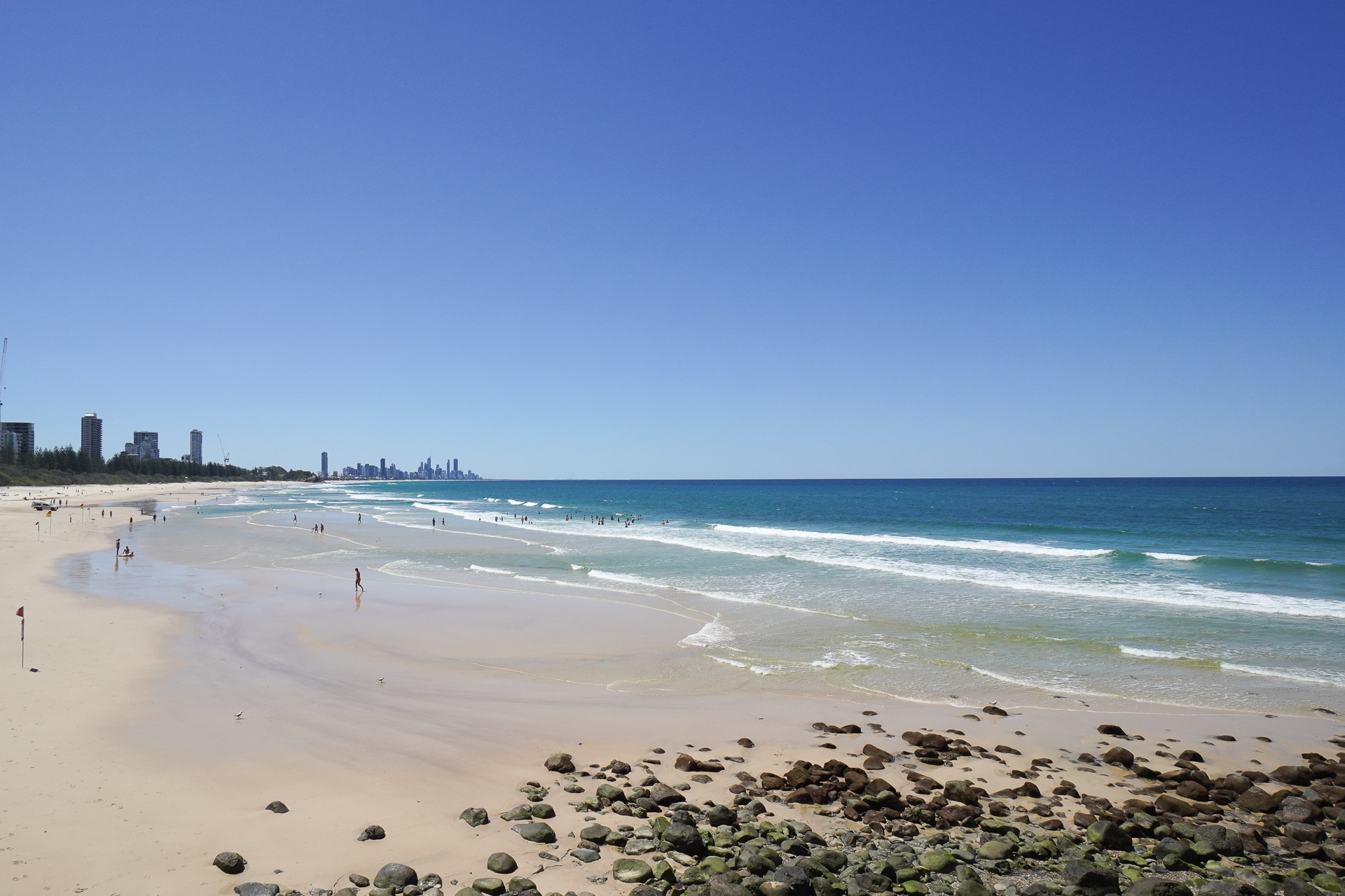 遠浅のビーチが延々と広がっている