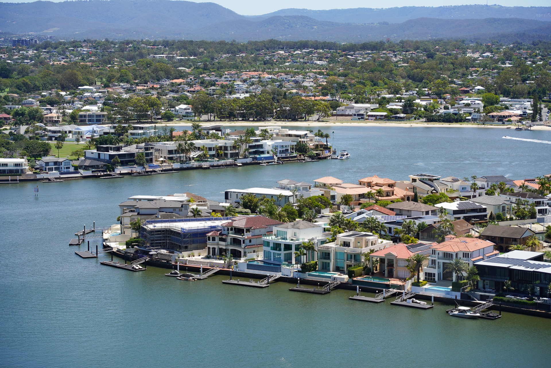 運河が張り巡らされていて、ホテルや家に桟橋があったりしている