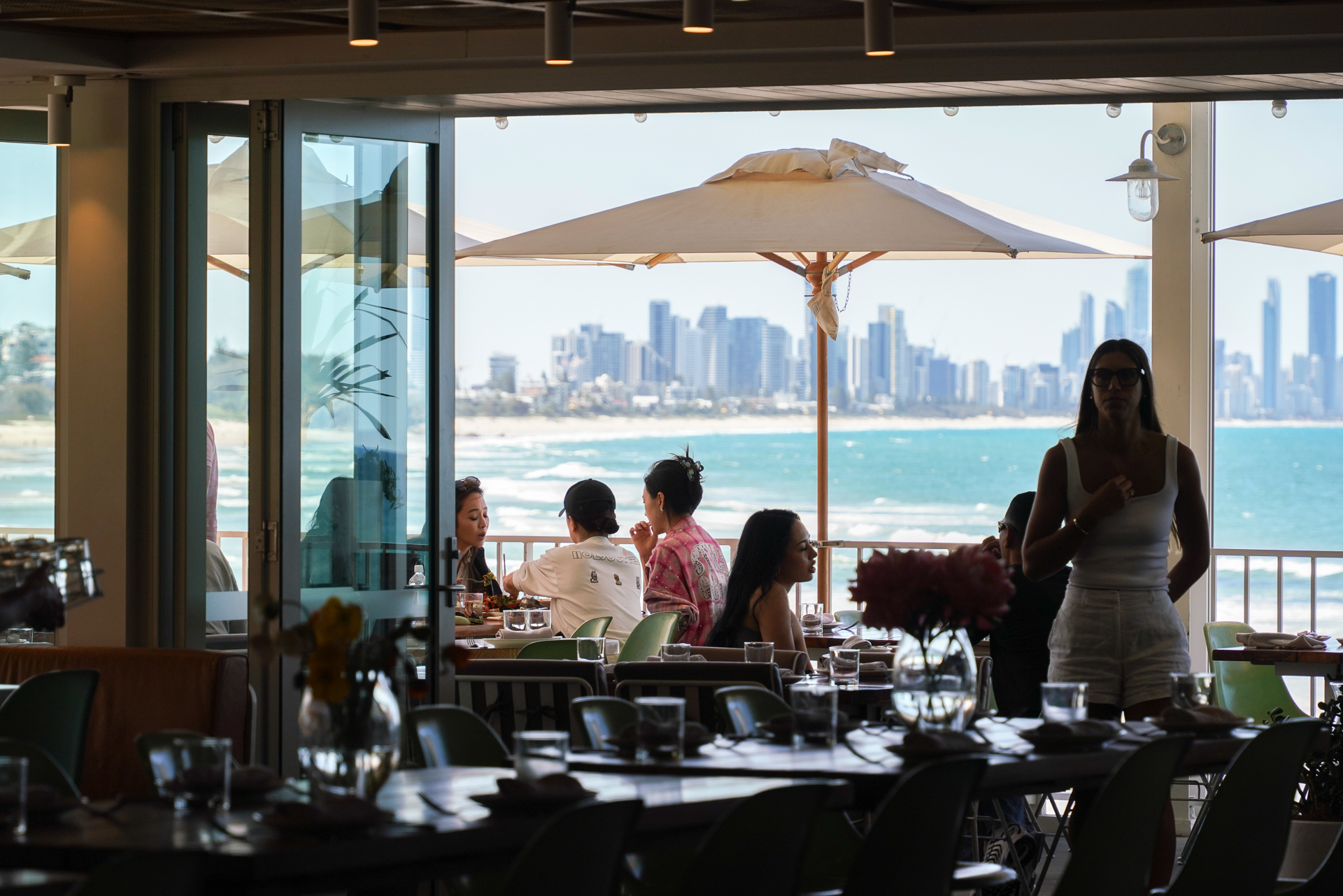 オシャレなレストランやカフェはたくさんある。これは後ほど紹介する「The Tropic」というビーチ沿いのレストラン