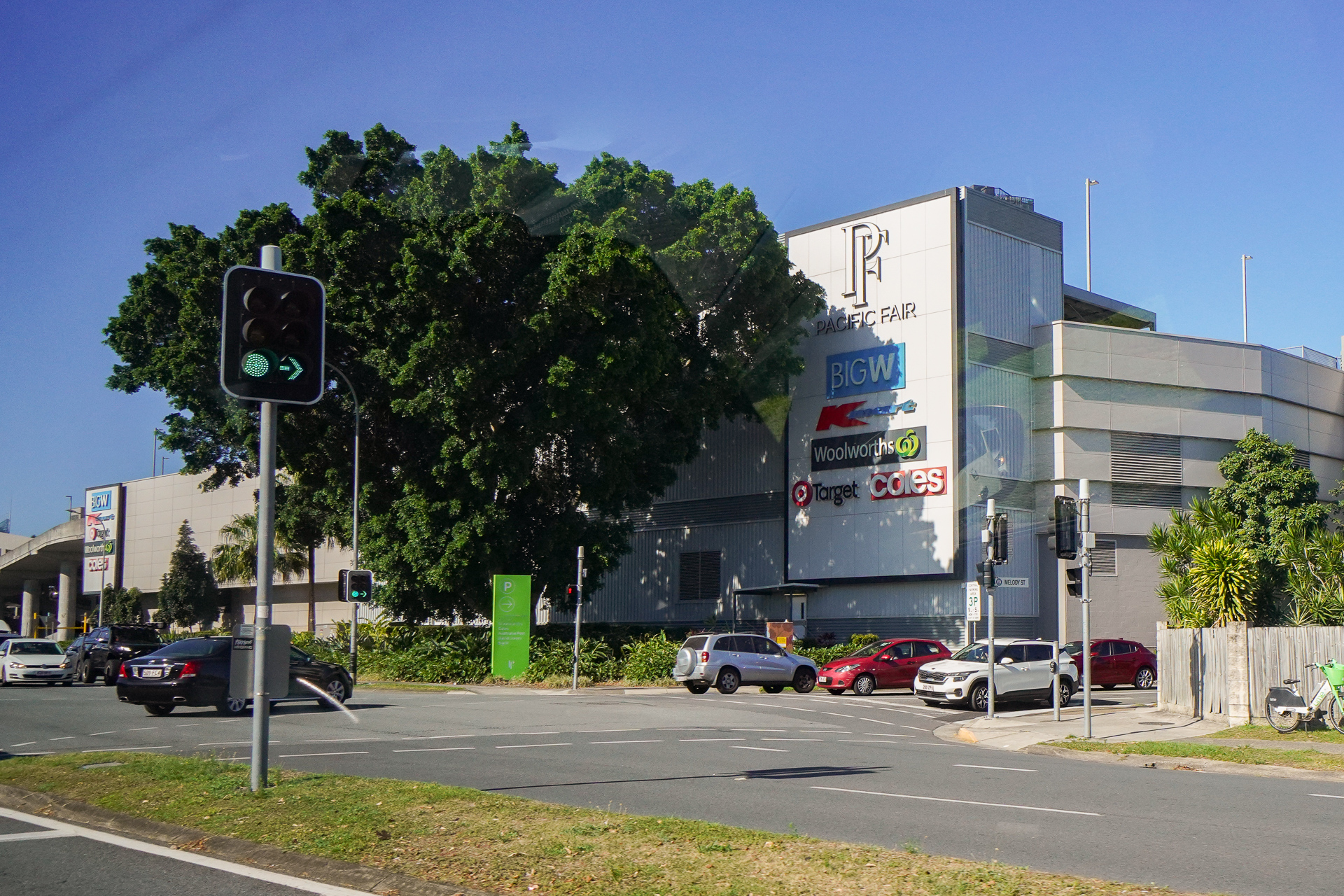 ホテルの近くには大型ショッピングモールも