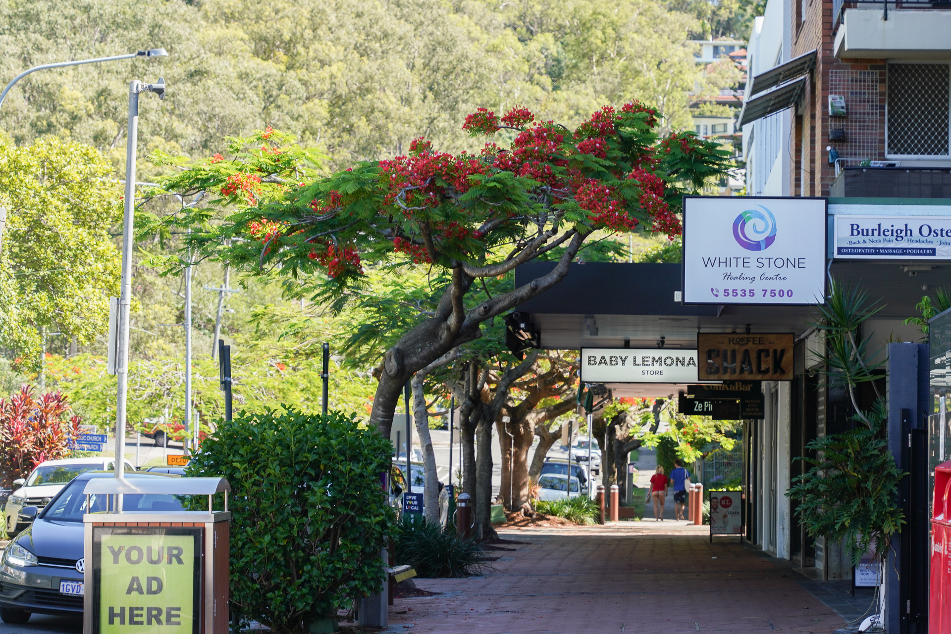 少し南下したバーリー・ヘッズという地区。自然を感じる気持ちのいい商店街