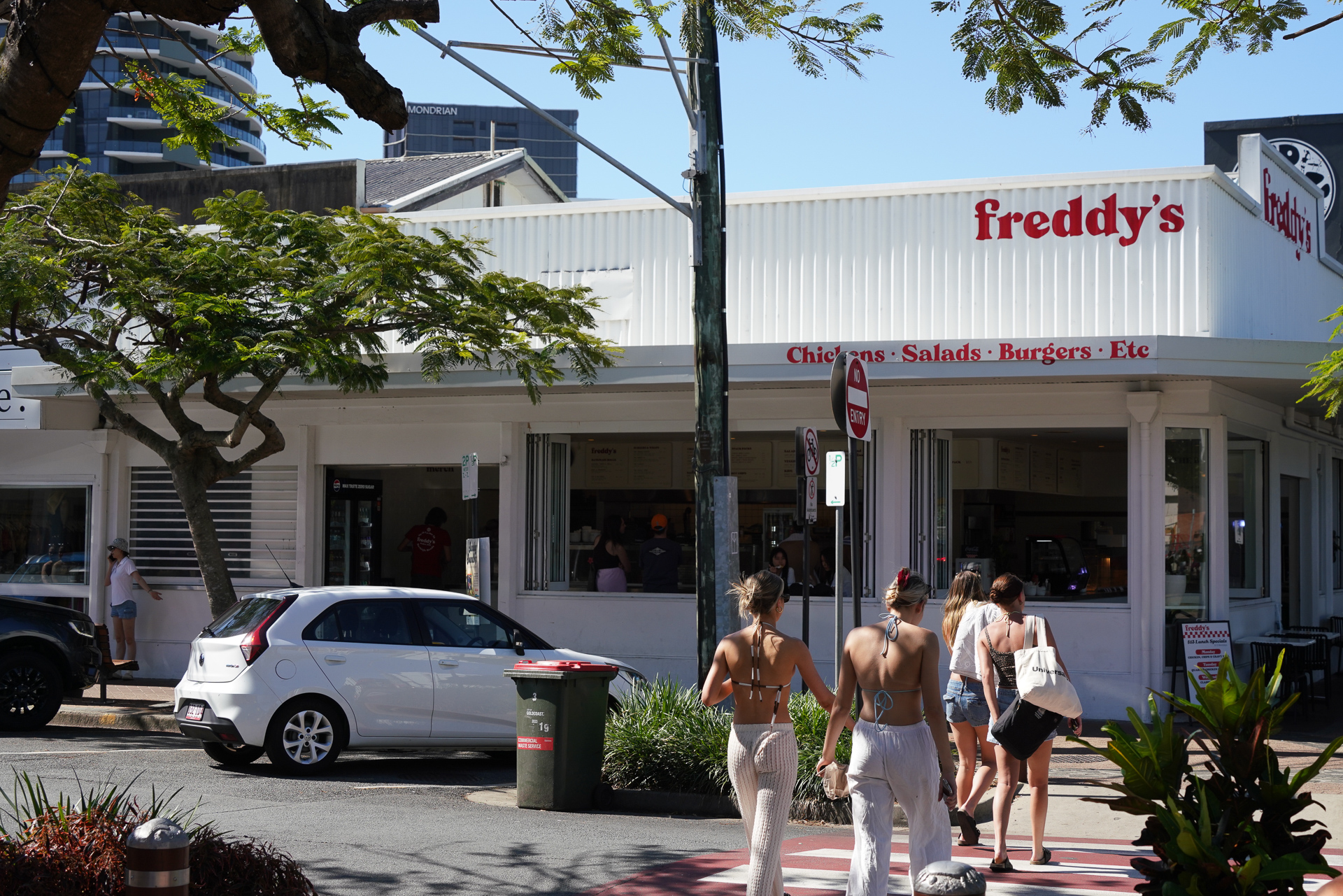 レストランやカフェもある