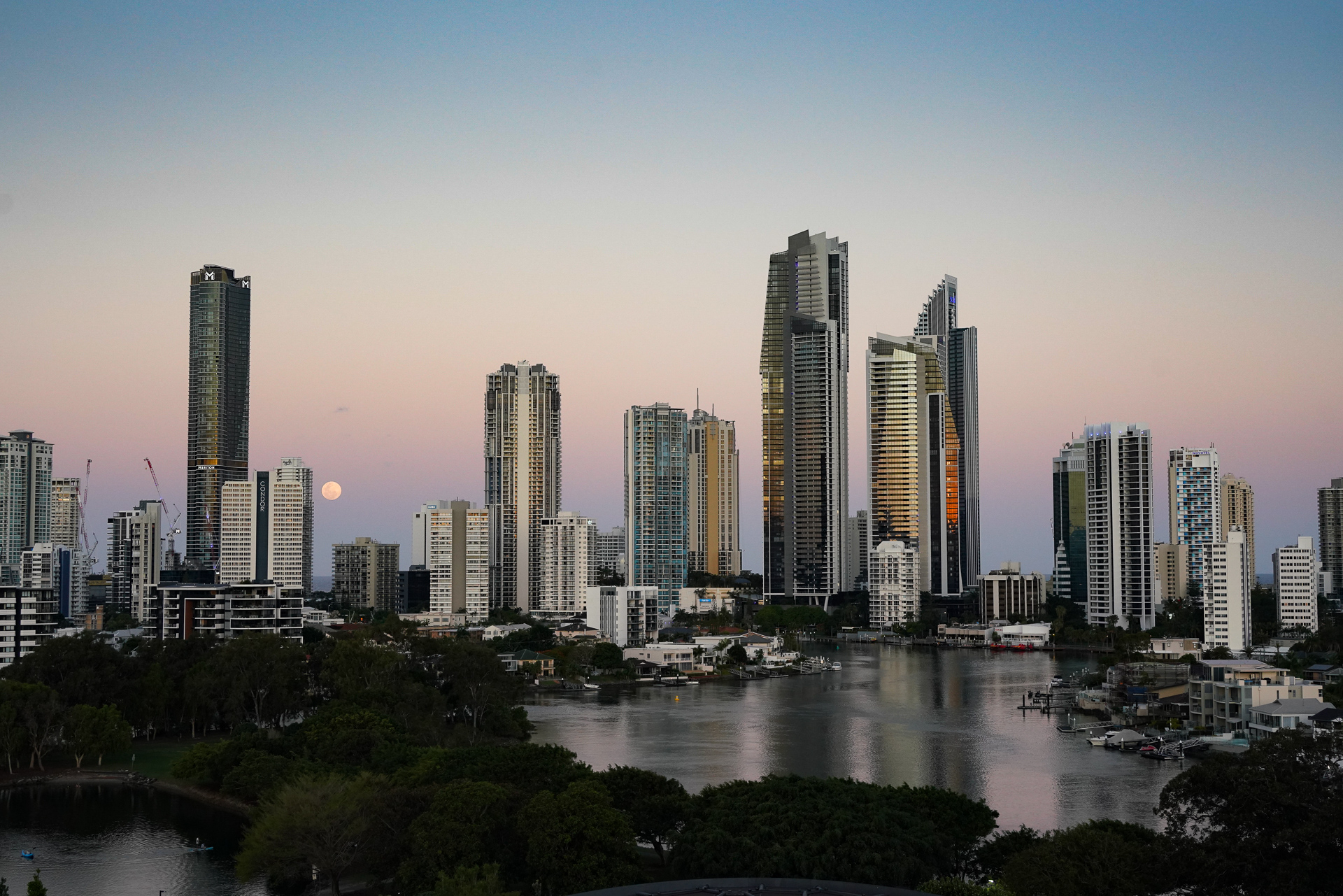 ゴールドコーストのビル群での夕暮れ。運河が入り組んでいるのもよく分かる