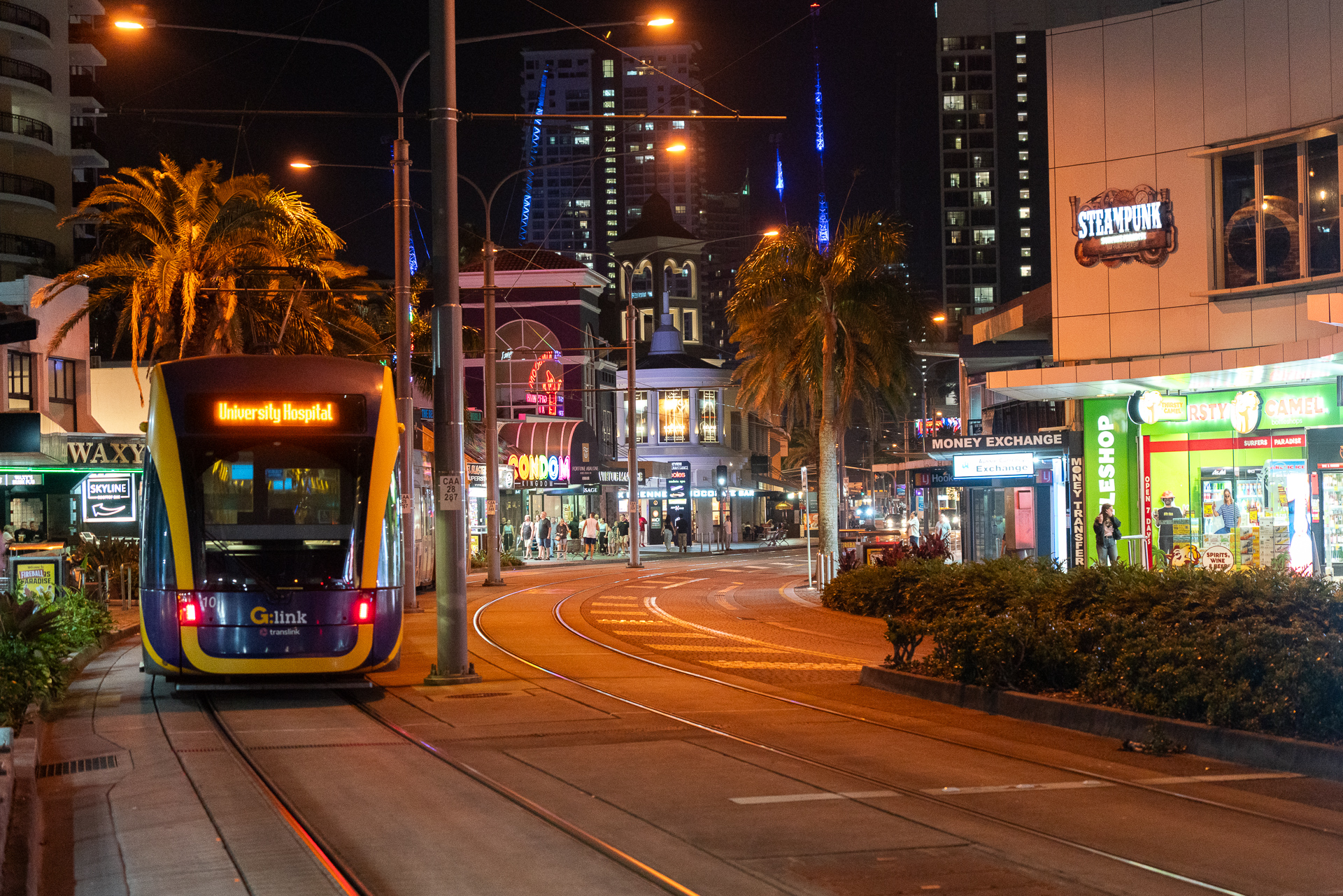 ゴールドコーストの海沿い繁華街をトラムが南北方向に走っているので移動は簡単