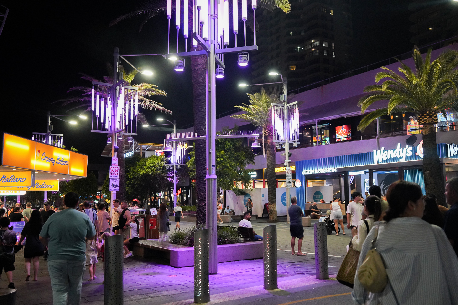 パラダイス・センターというショッピングモール付近は夜もにぎやか