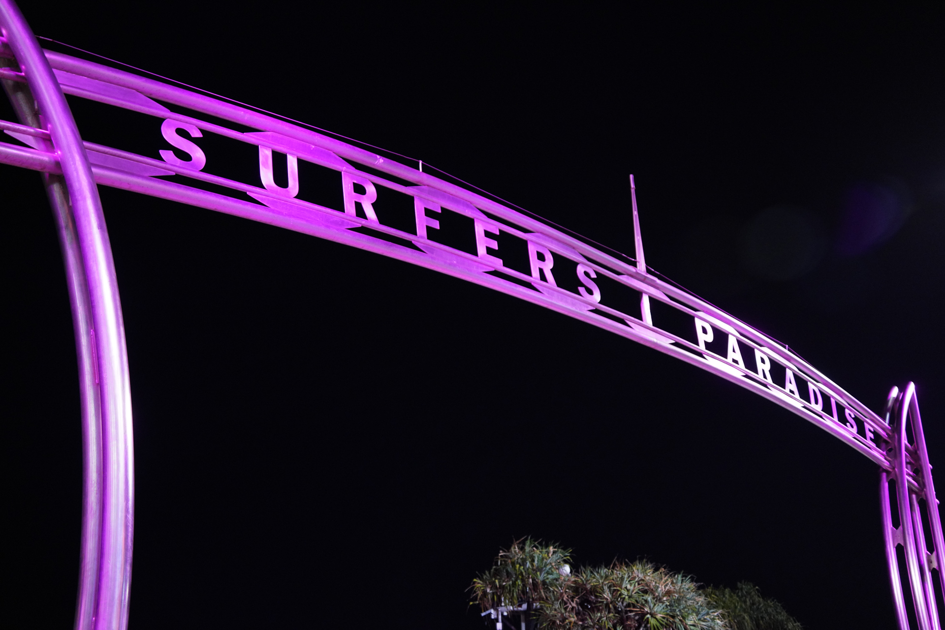 ビーチにはサーファーズ・パラダイスのゲートがあった