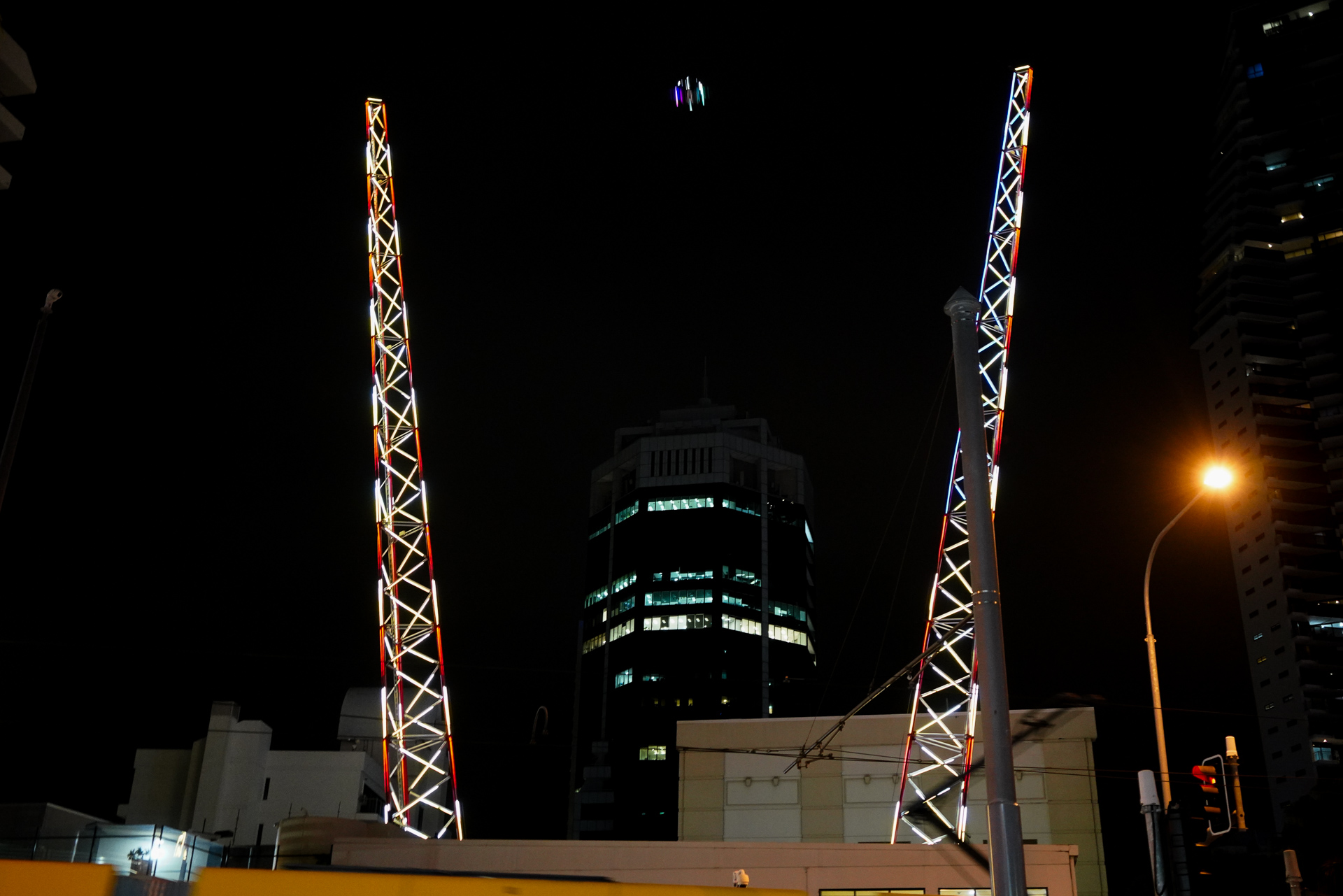 逆バンジージャンプの絶叫が聞こえていた