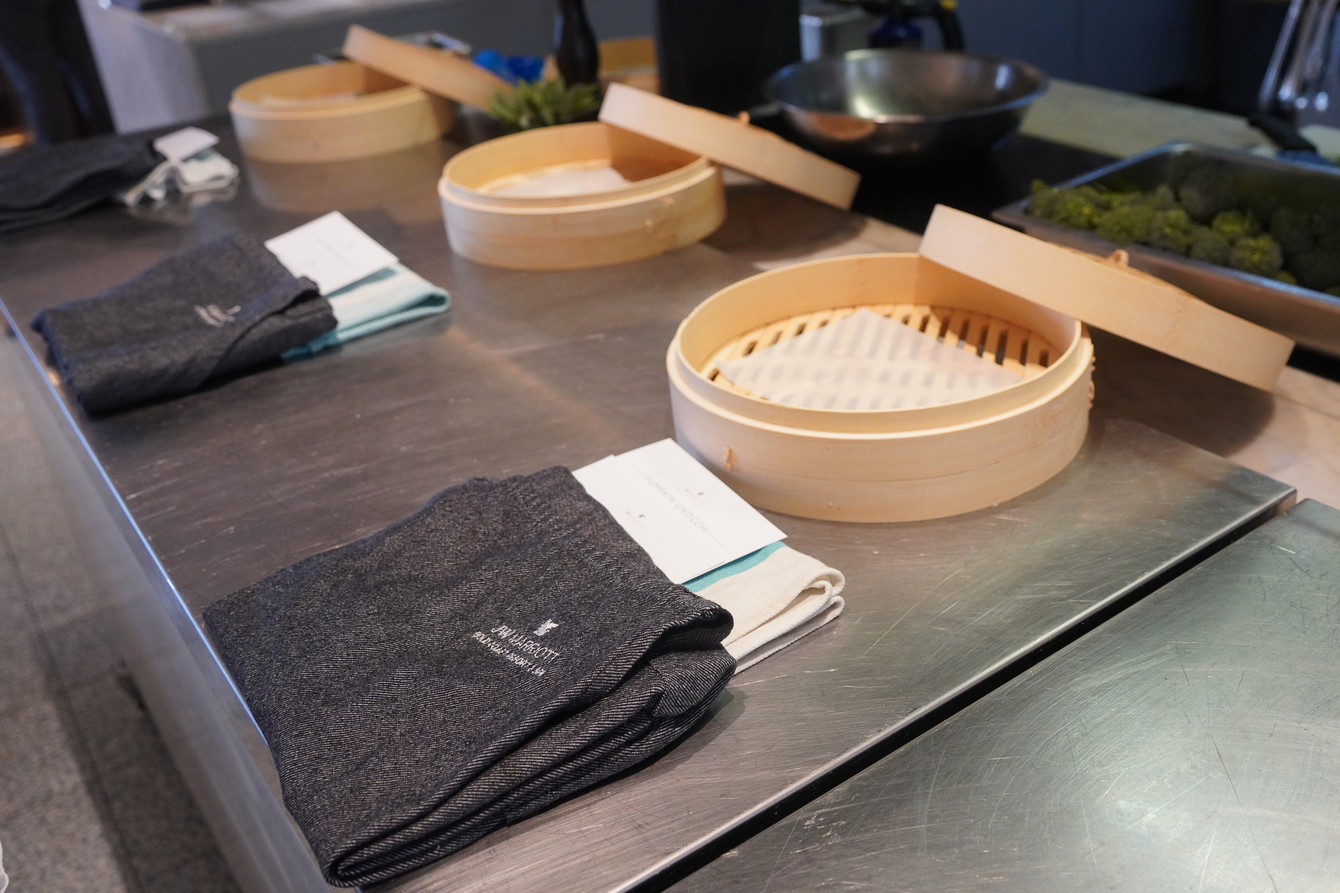 体験人数分のエプロンなどが準備してあった