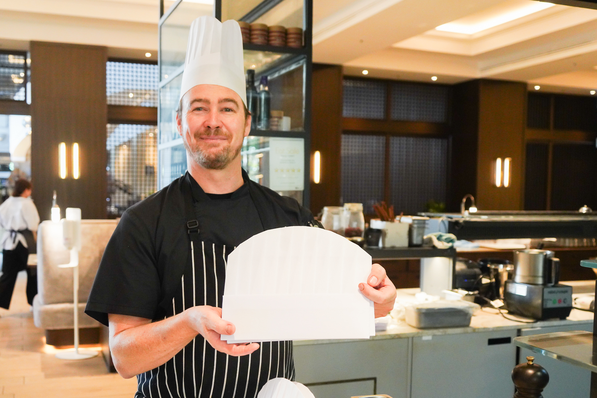 シェフからシェフ帽が手渡される