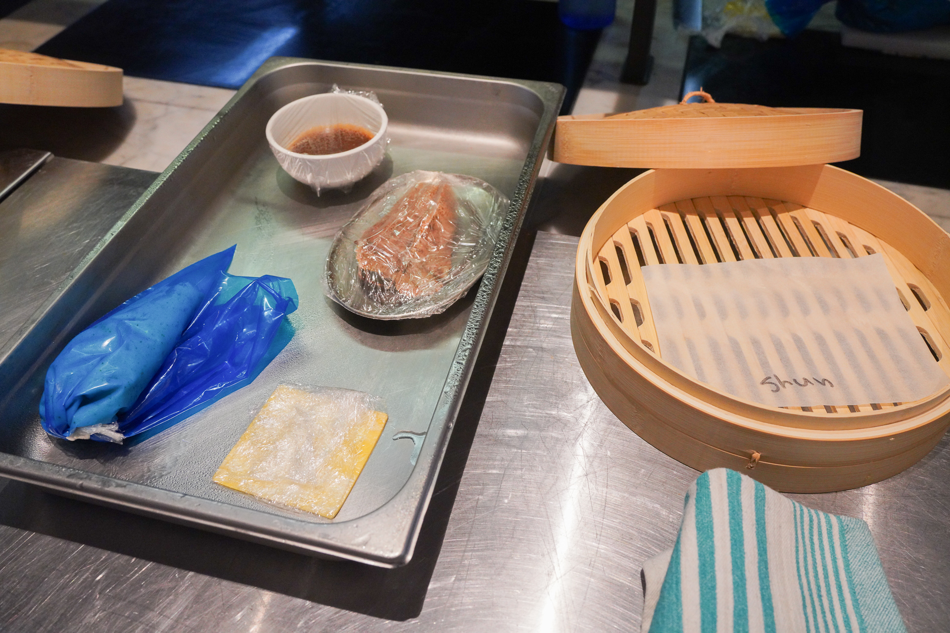 シュウマイっぽいものを作る模様。材料が用意されている