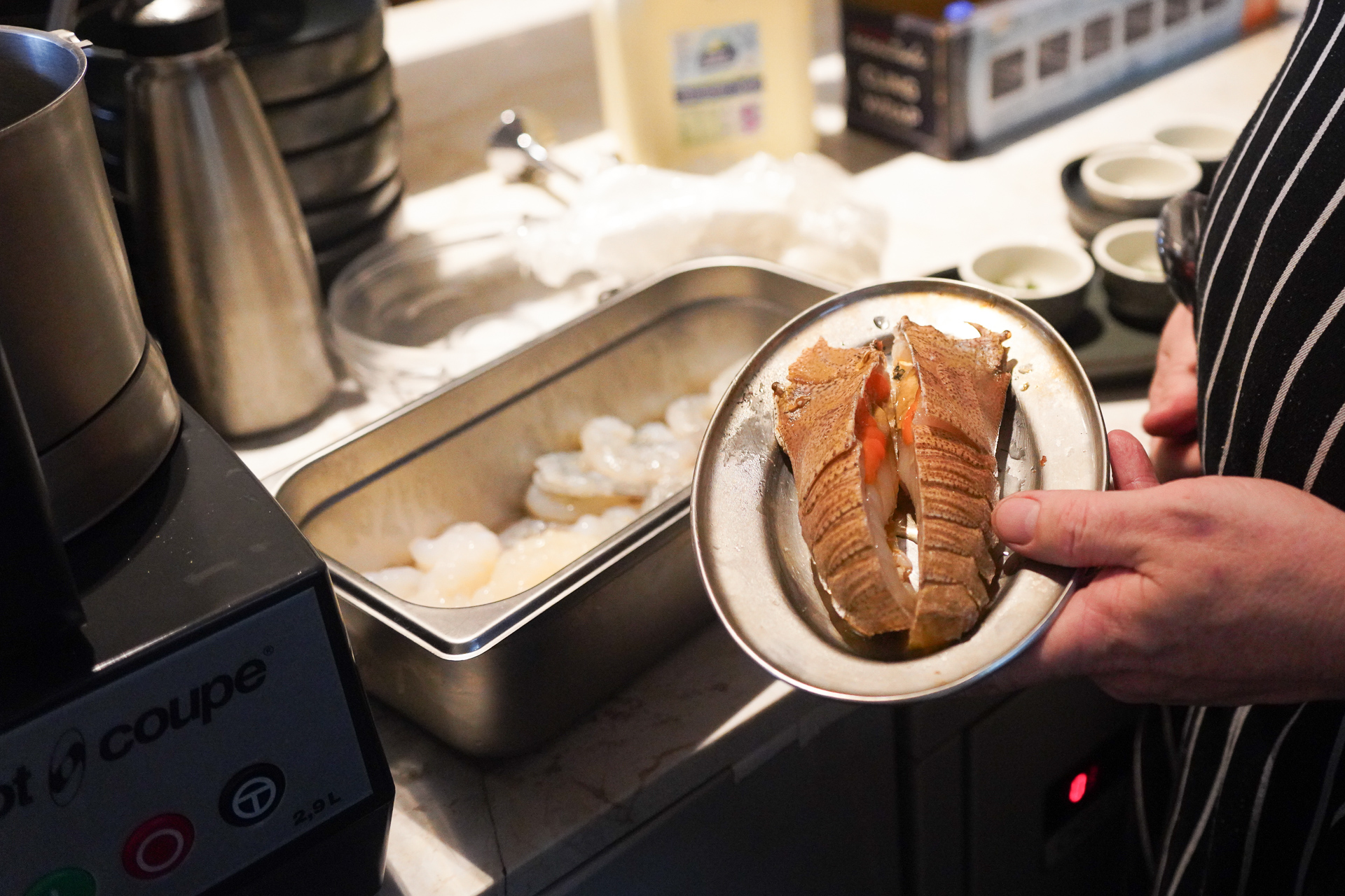 ミキサーにむき身の海老を投入