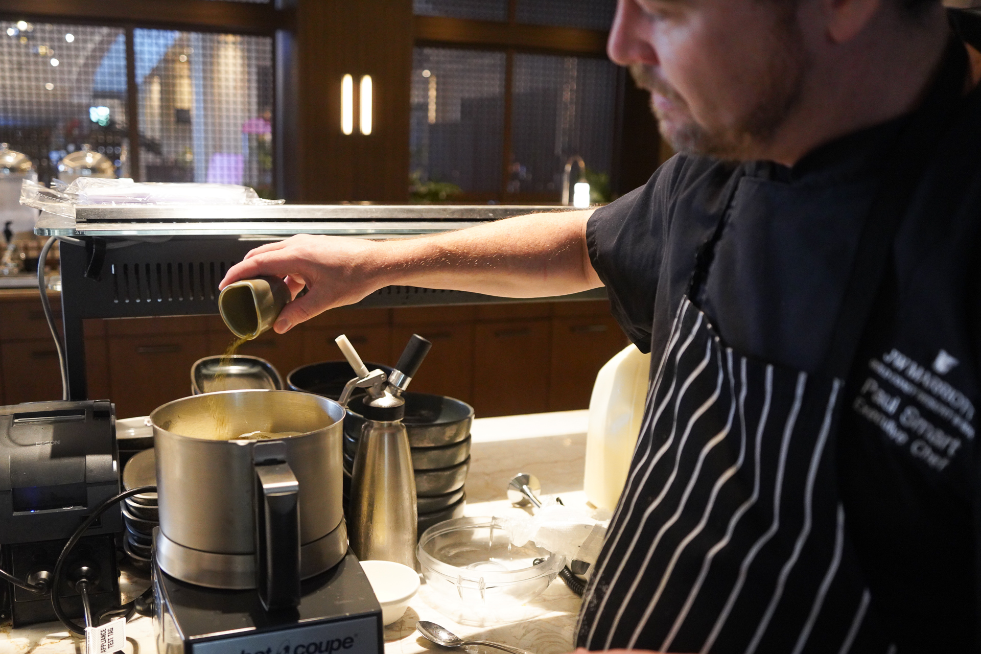 卵白、生クリーム、コブミカンの葉を入れ、塩で味を調える